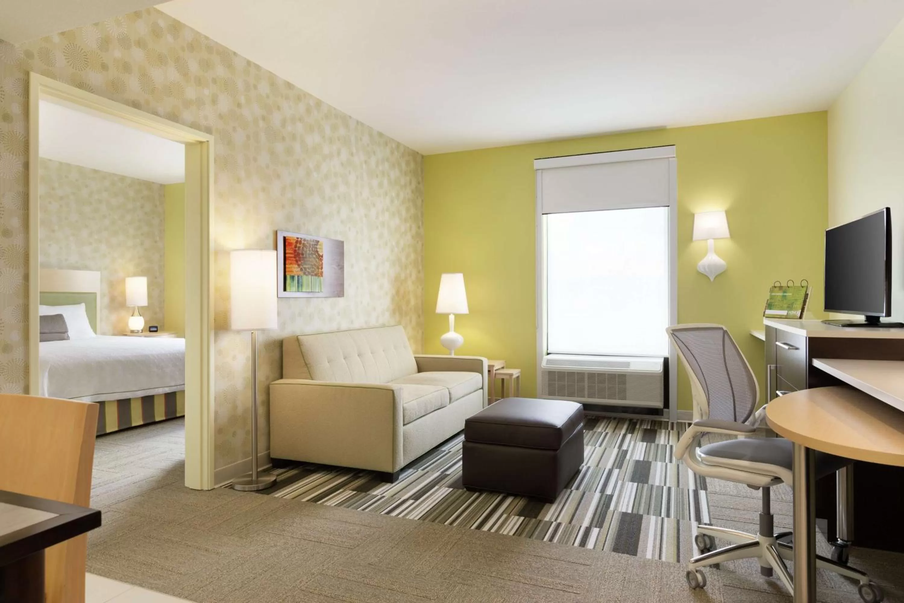 Bedroom, Bed in Home2 Suites By Hilton La Crosse