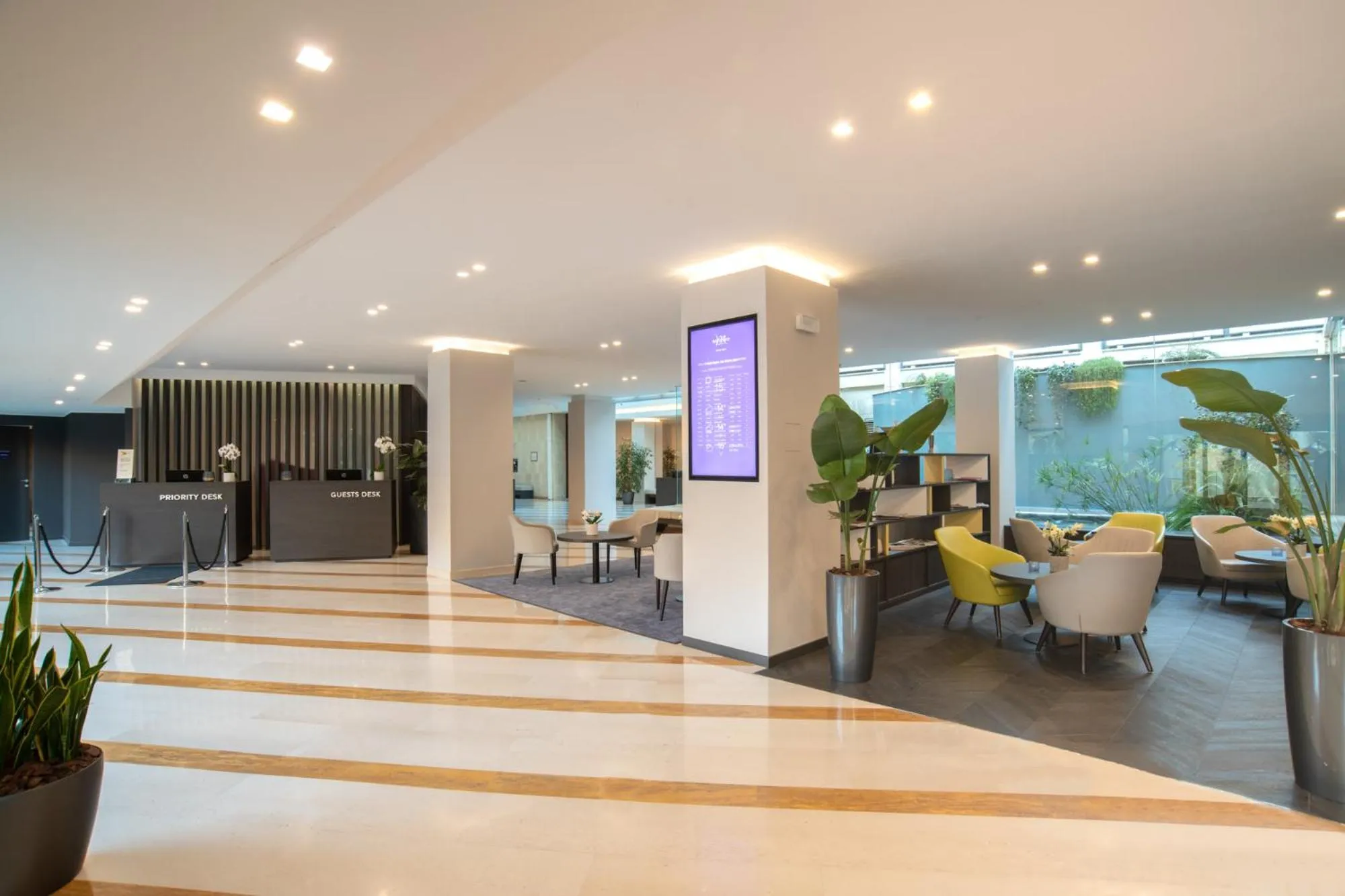 Lobby or reception in Mercure Roma West