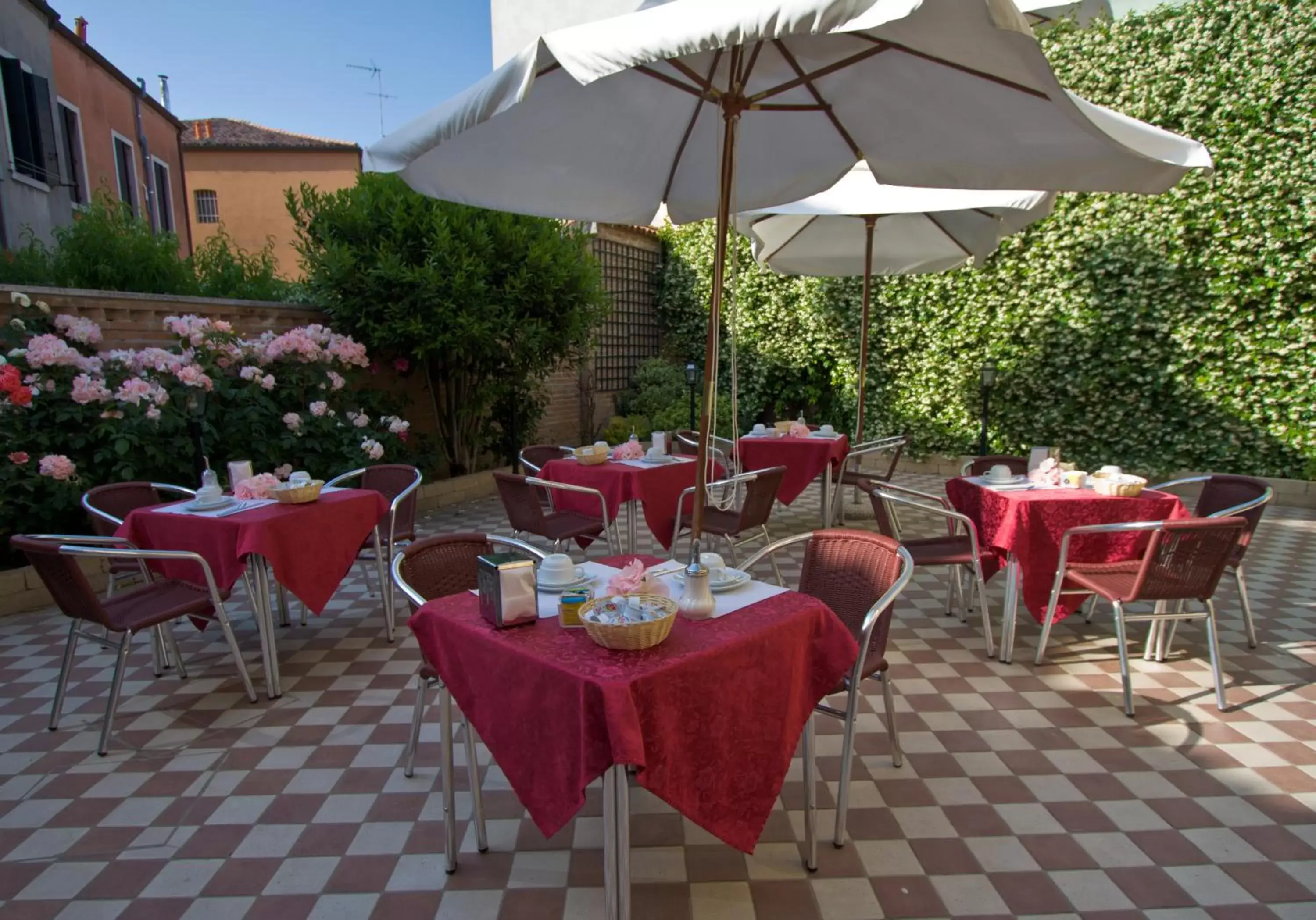 Patio, Restaurant/Places to Eat in Hotel Conterie