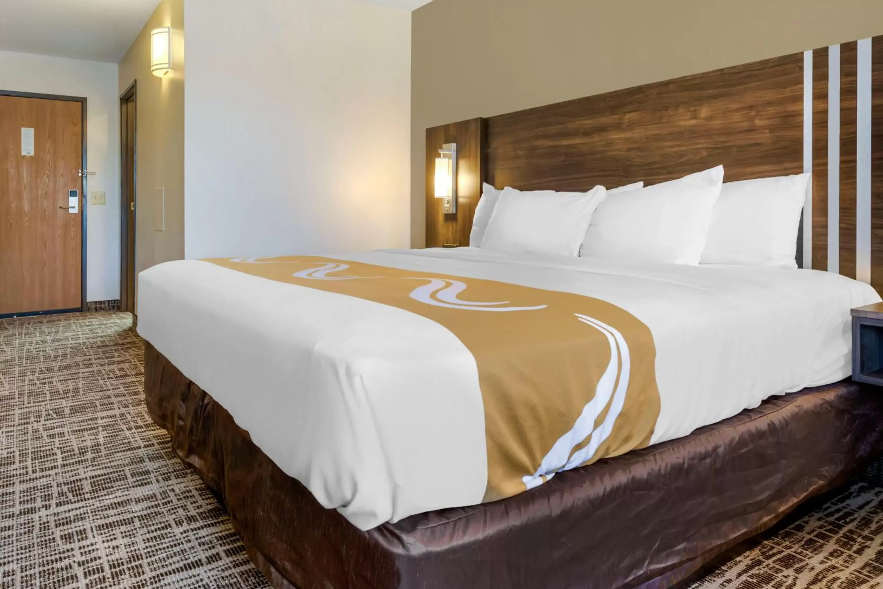 Bed in Quality Inn Saint Cloud
