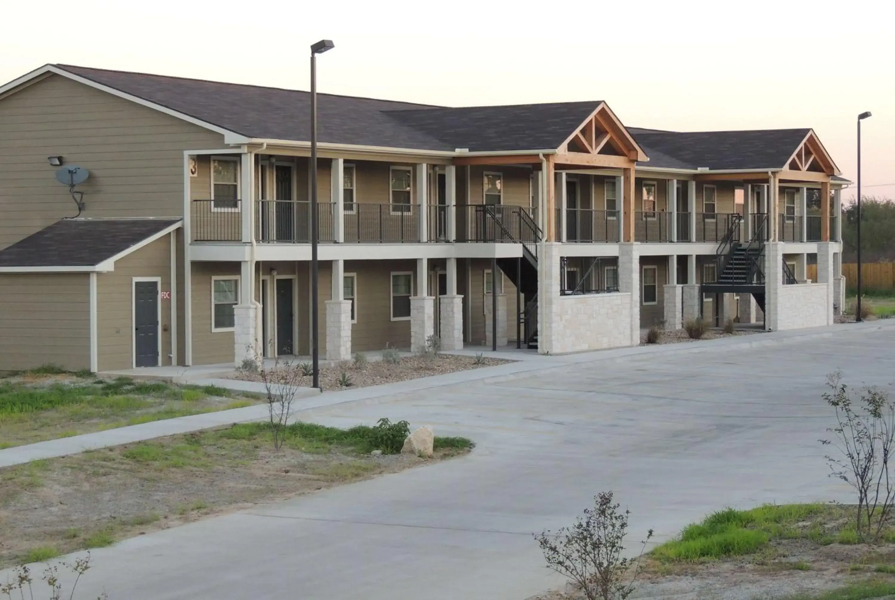 Property Building in Eagle's Den Suites Cotulla a Travelodge by Wyndham