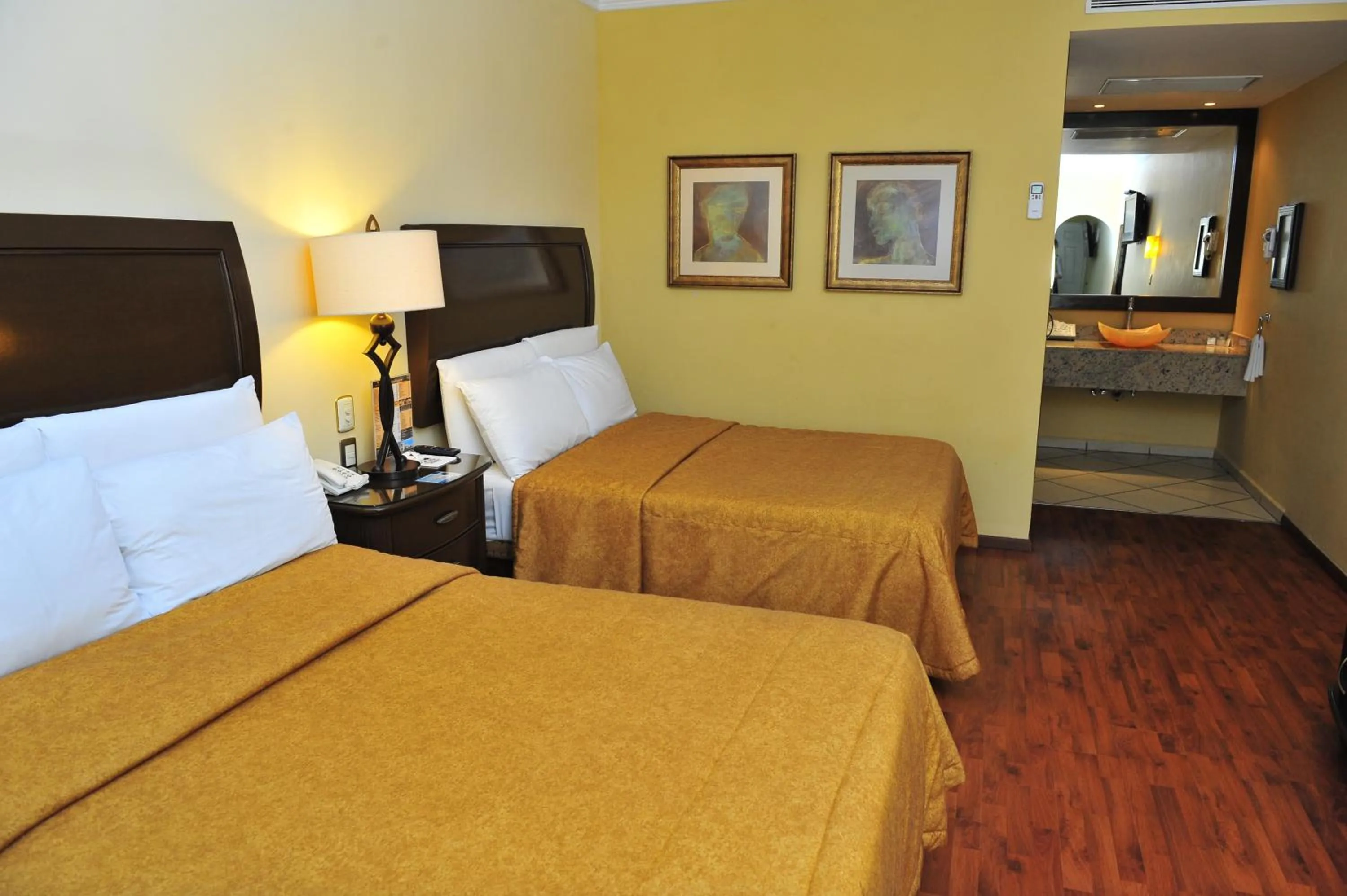 Photo of the whole room, Bed in Hotel San Sebastian