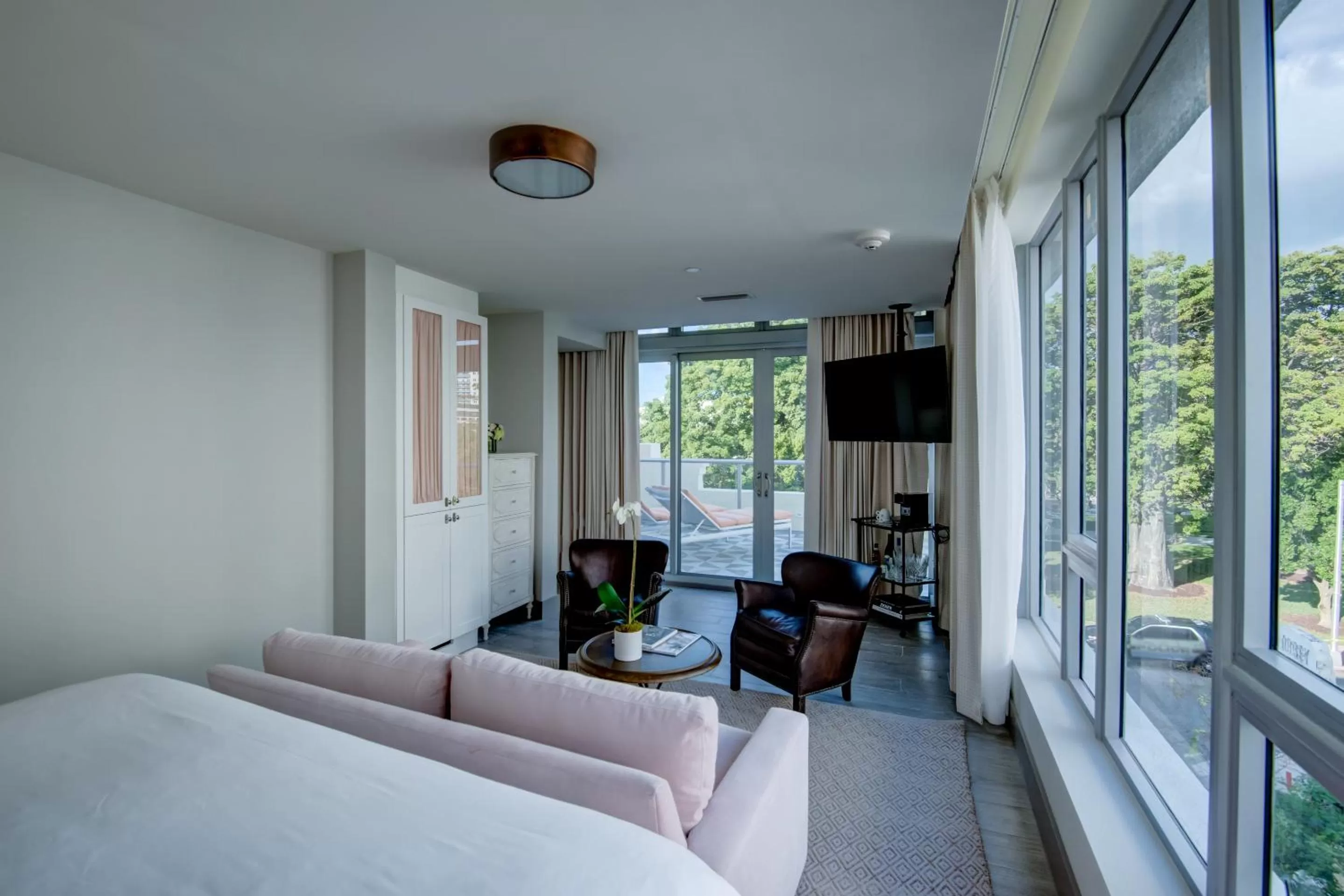 Photo of the whole room, Bed in The Plymouth South Beach