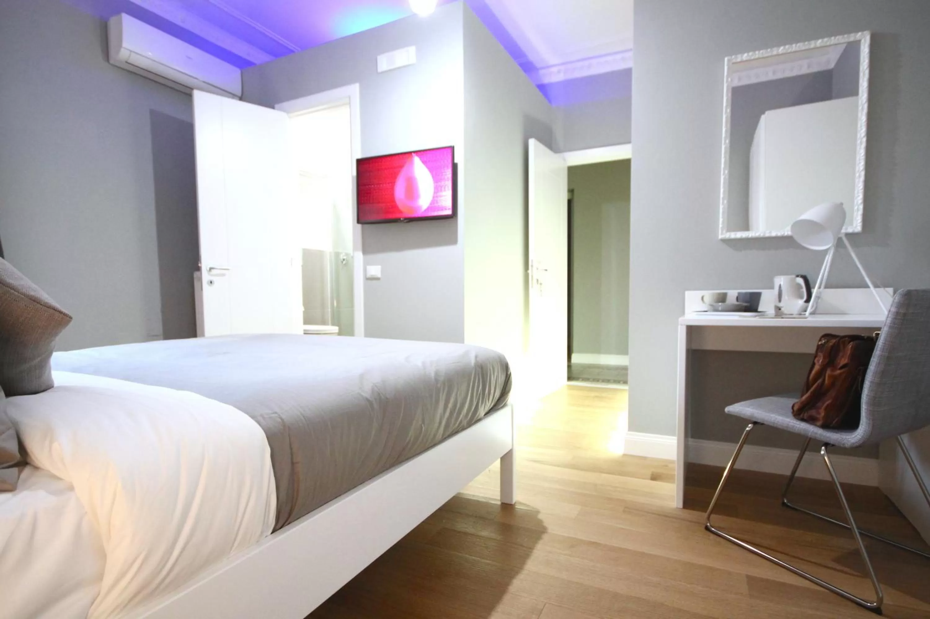 Day, Bed in Room Inn Vatican