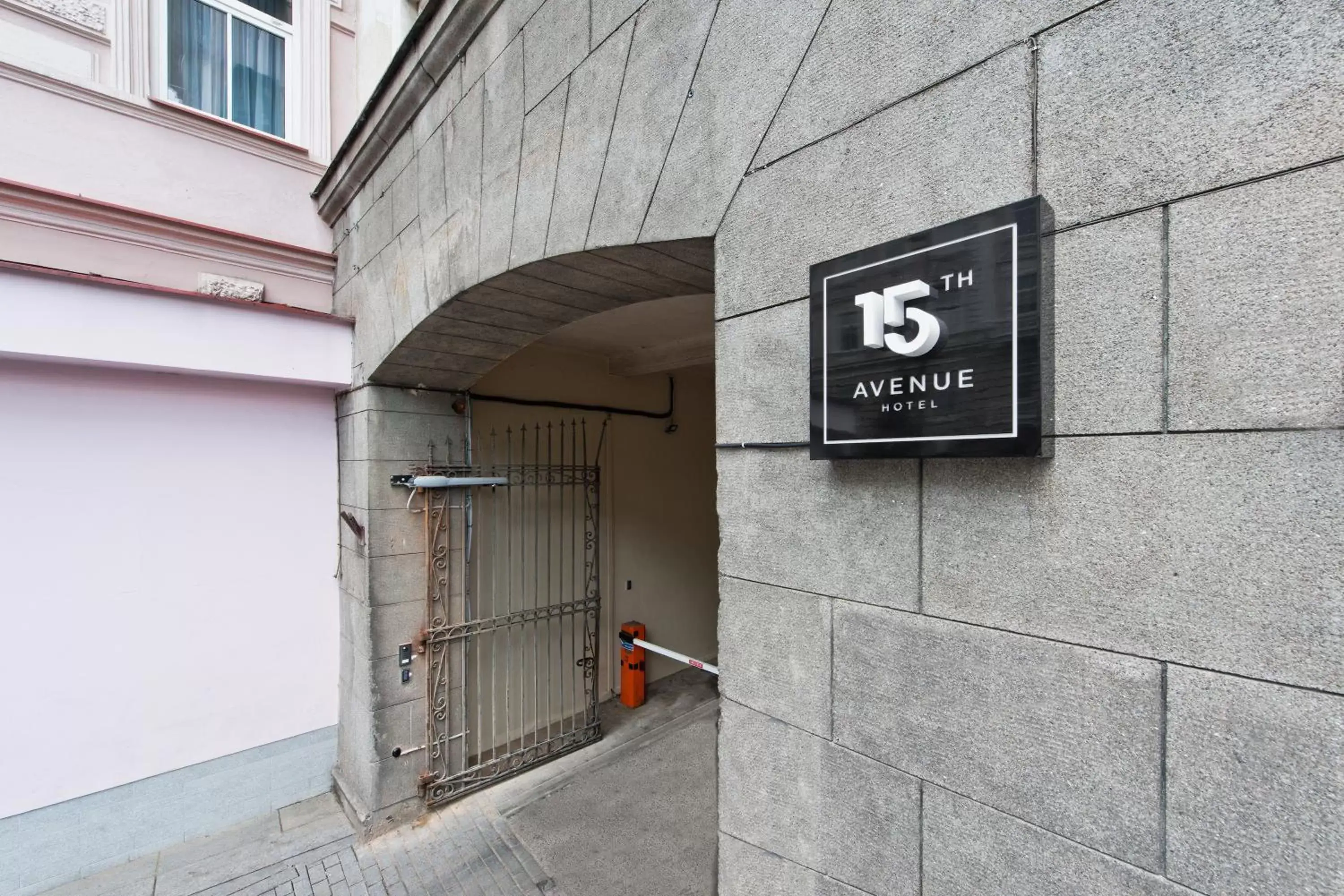 Facade/entrance in 15th Avenue Facade/entrance in 15th Avenue