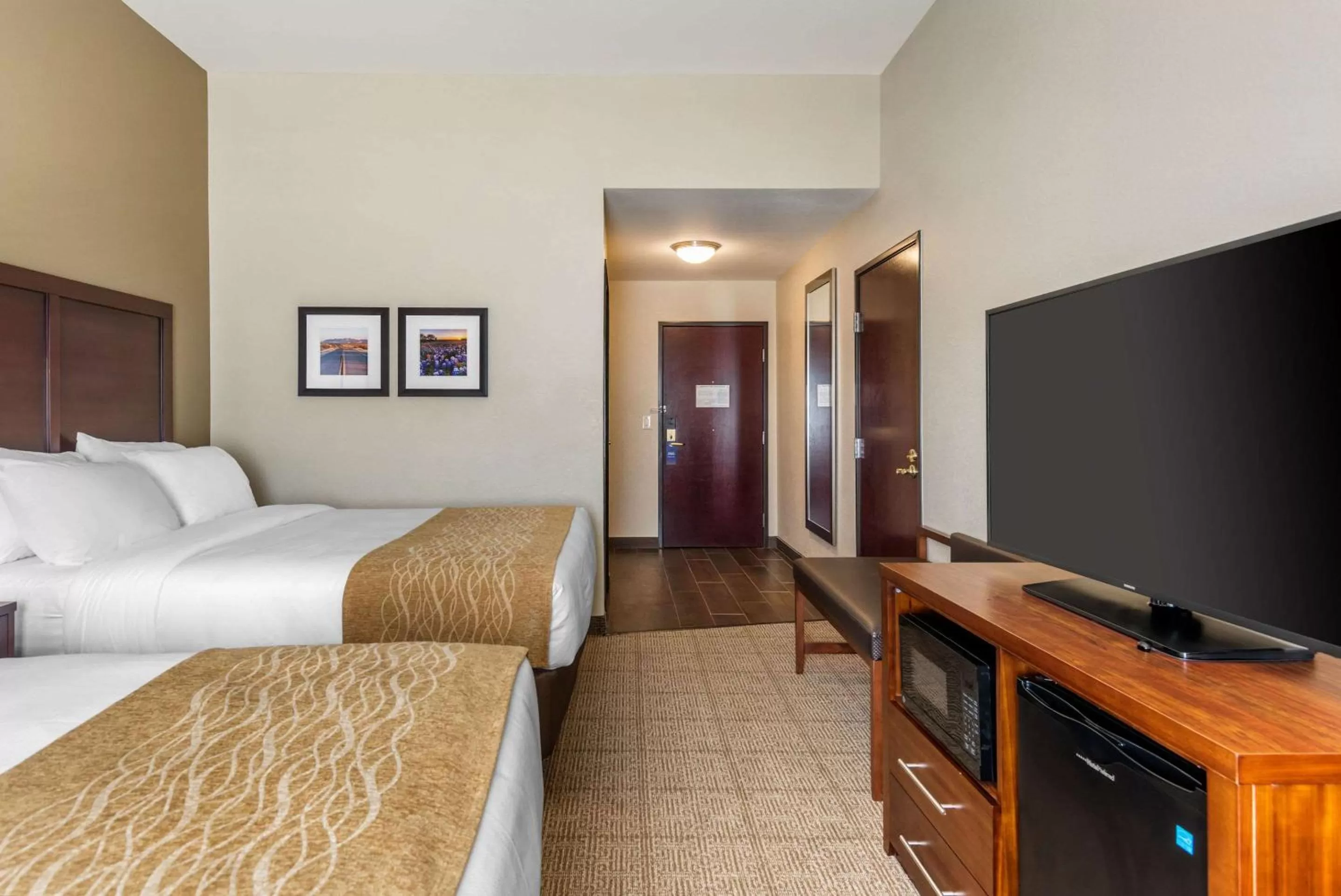 Photo of the whole room, Bed in Comfort Inn & Suites