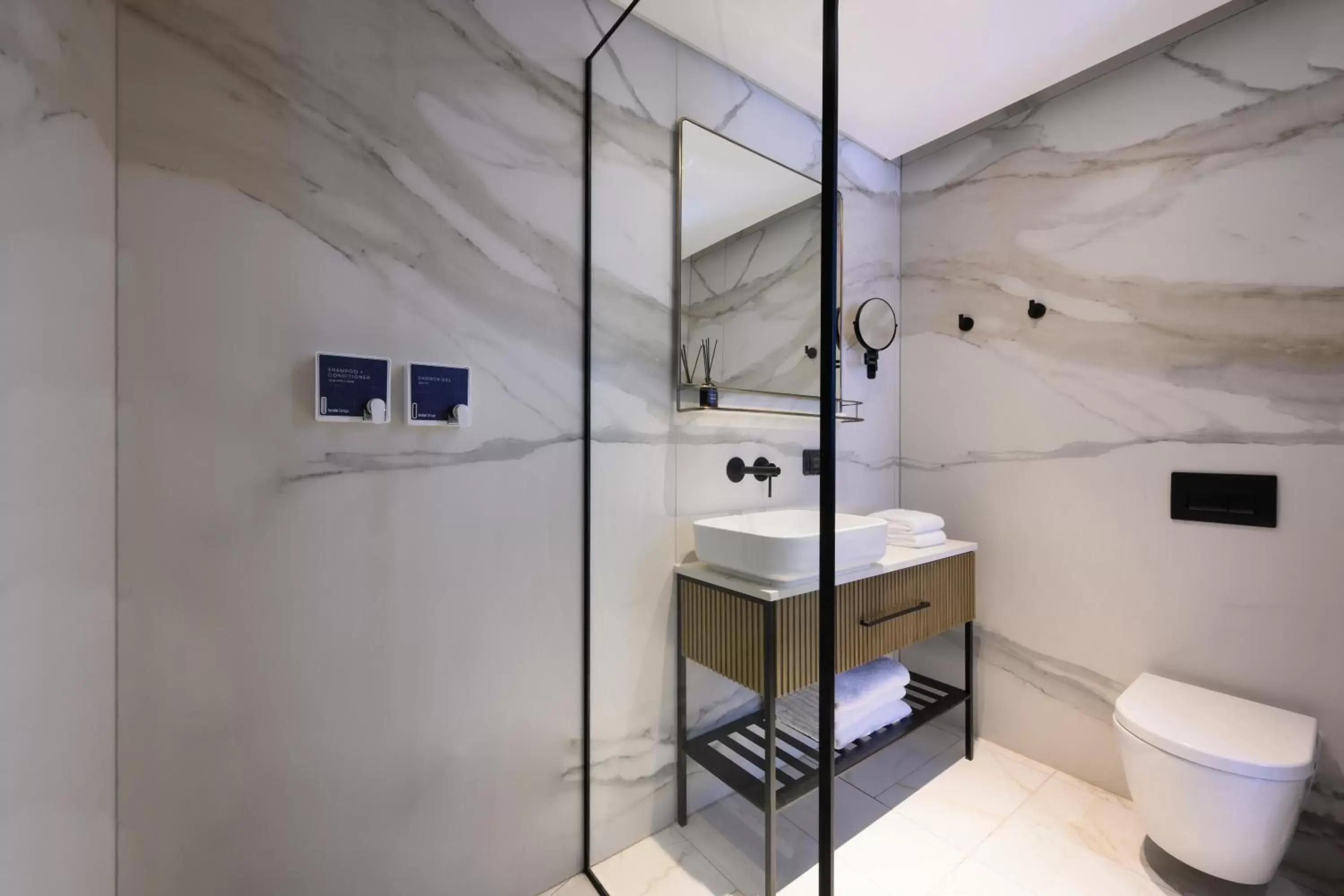 Bathroom in Alberto by Isrotel Design