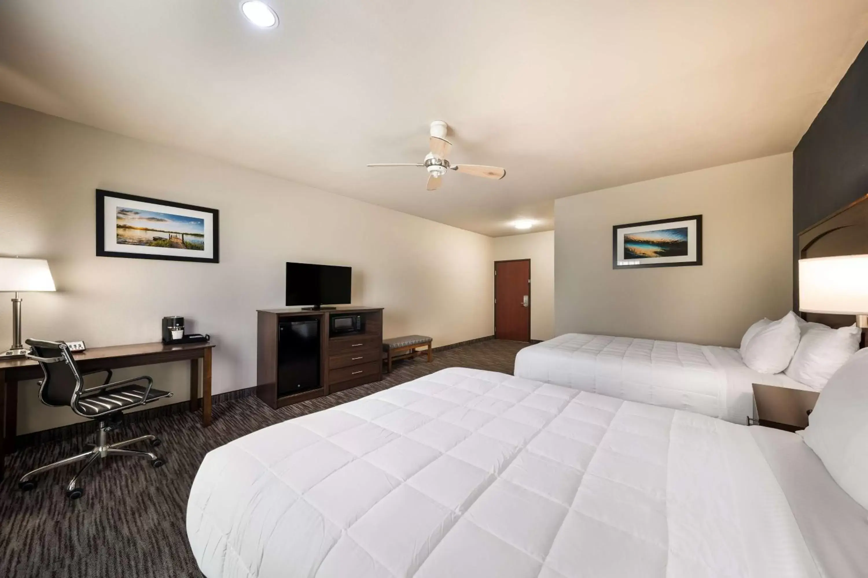 Bedroom, Bed in Best Western Plus Lake Dallas Inn & Suites