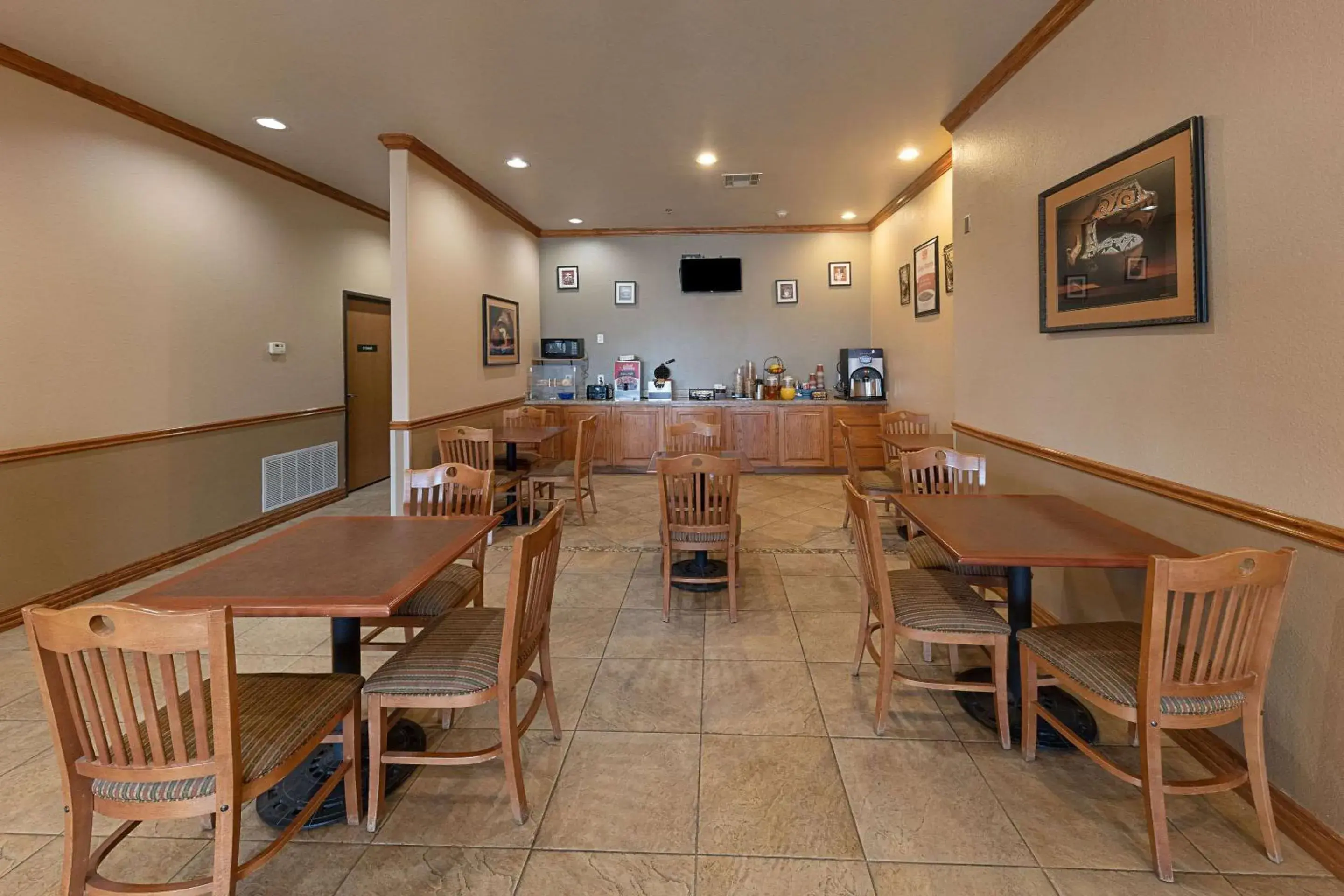 Restaurant/Places to Eat in Econo Lodge Inn & Suites