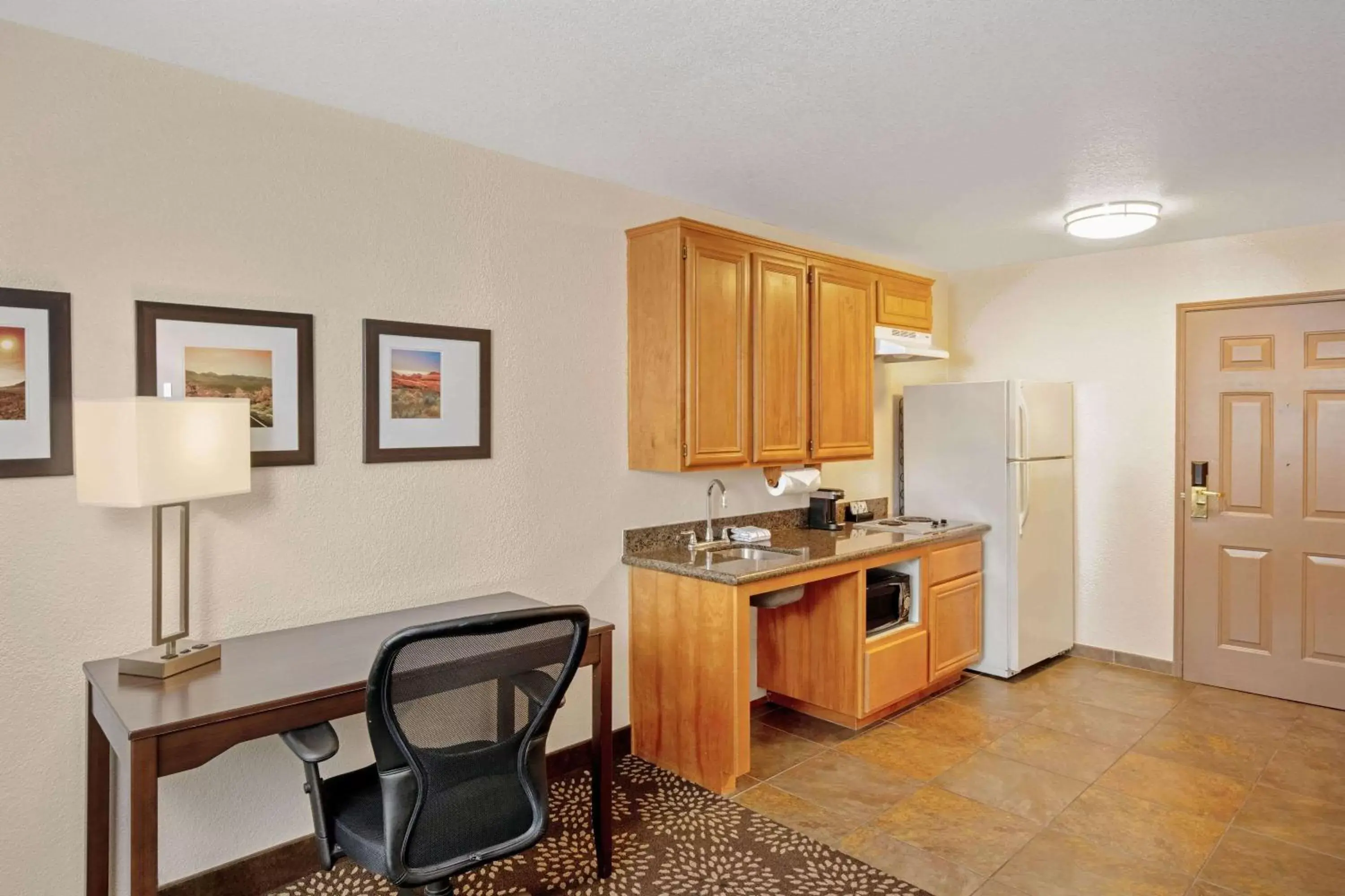 Photo of the whole room, Kitchen/Kitchenette in La Quinta by Wyndham Las Vegas RedRock/Summerlin