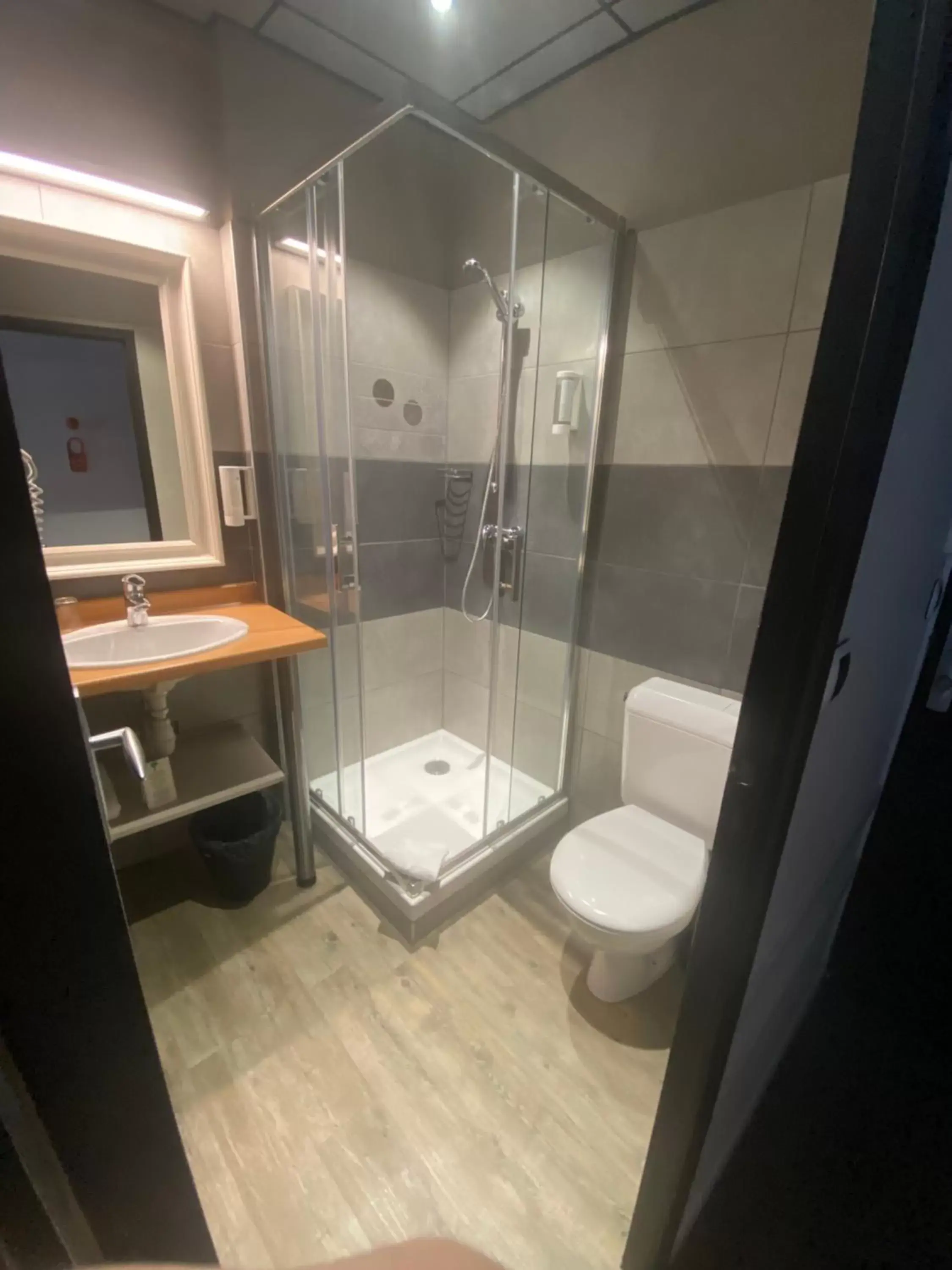 Shower, Bathroom in Hotel Des Lices