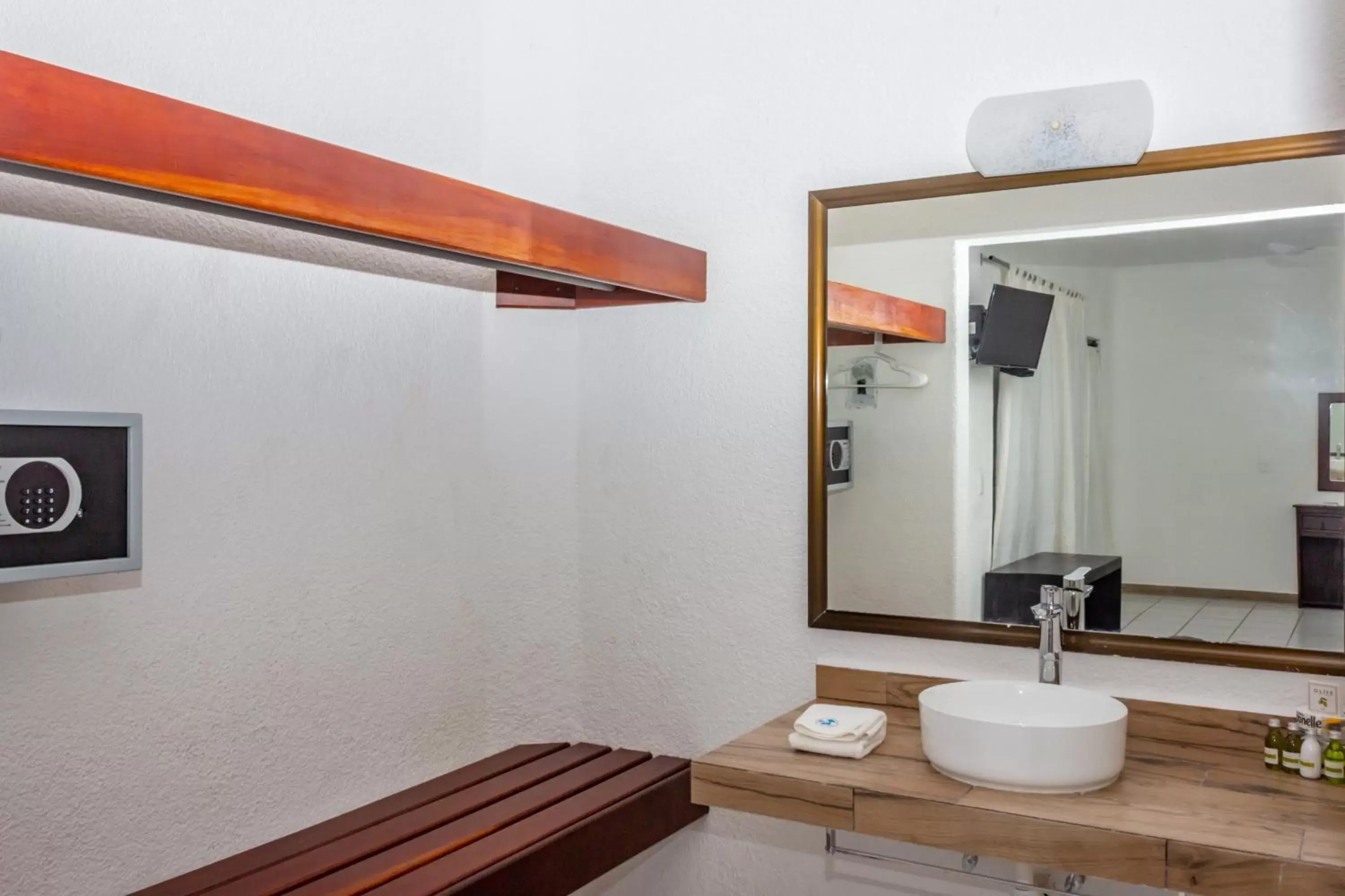 Bathroom in Pelicano Inn Playa del Carmen - Beachfront Hotel