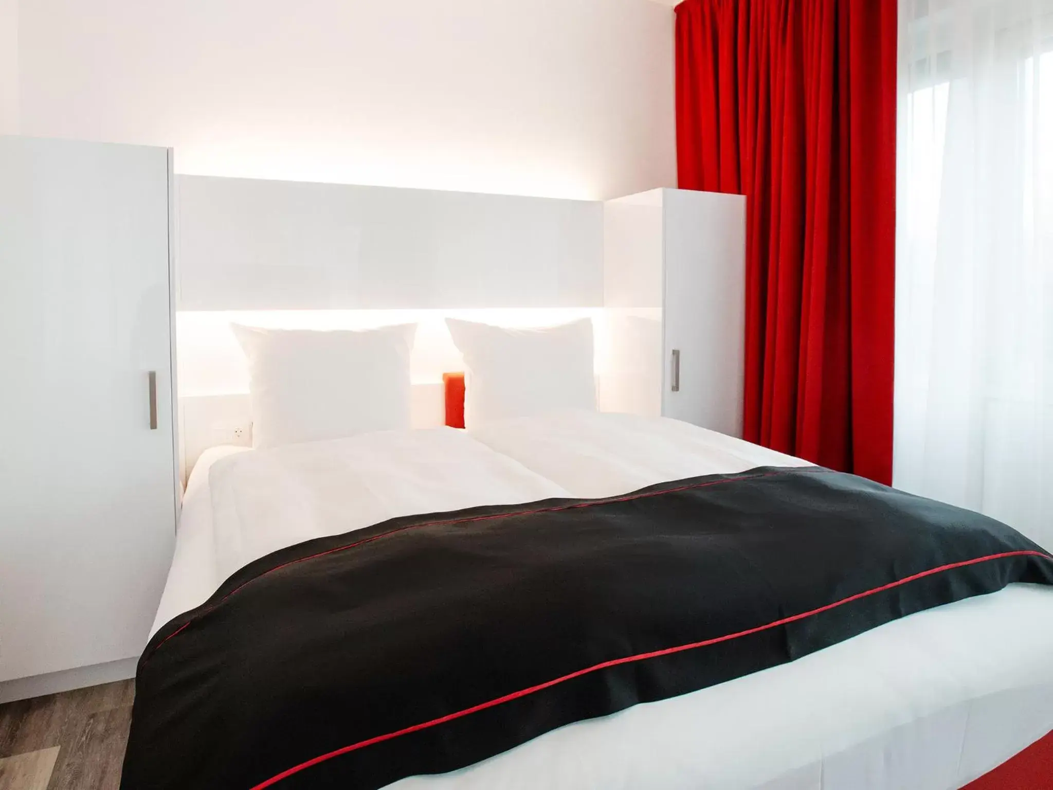 Bed in DORMERO Hotel Hannover-Langenhagen Airport