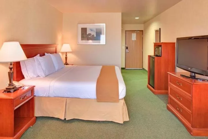 Photo of the whole room, Bed in Holiday Inn Express Tehachapi by IHG