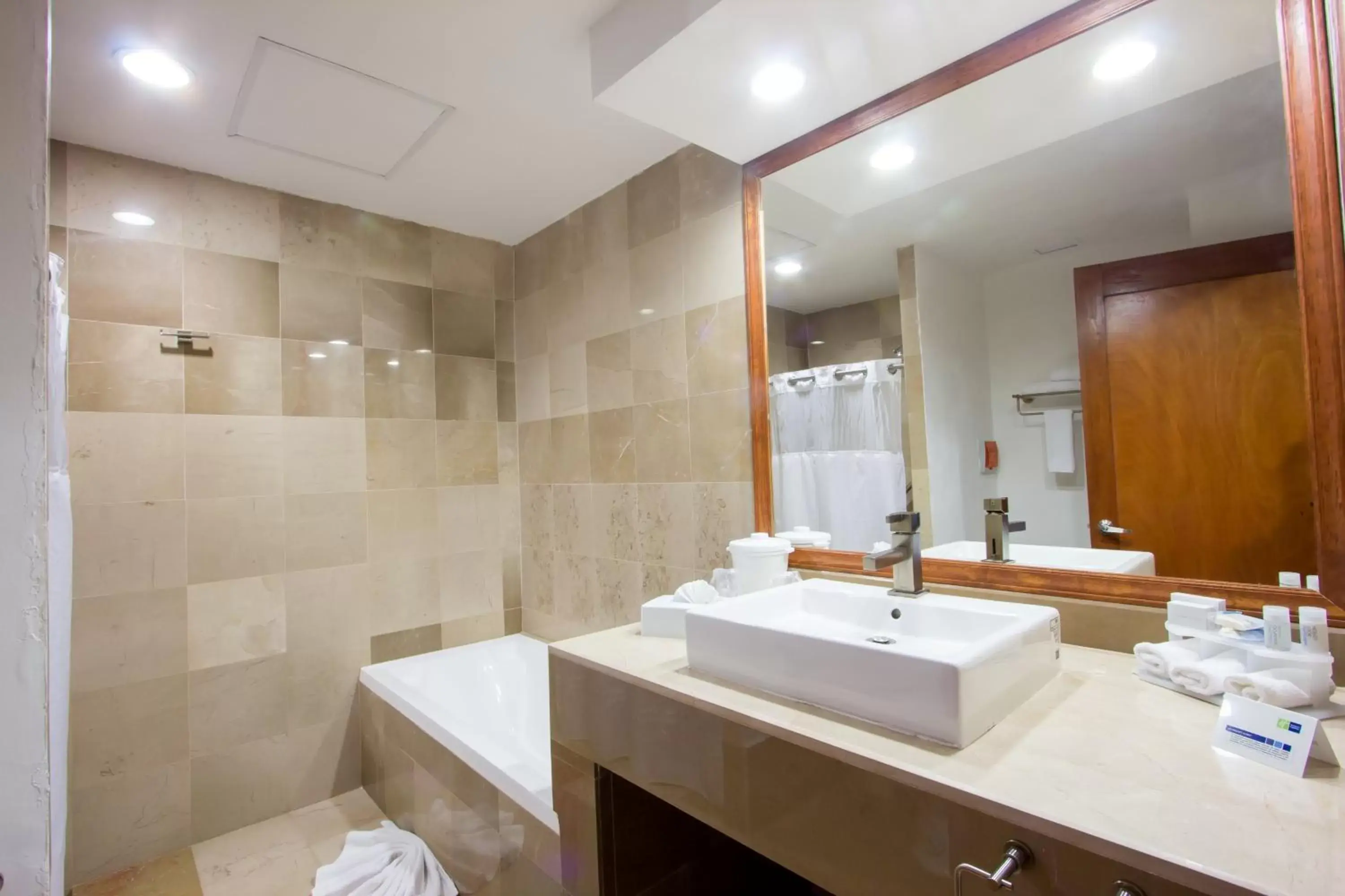 Bathroom in Holiday Inn Express Nuevo Laredo, an IHG Hotel