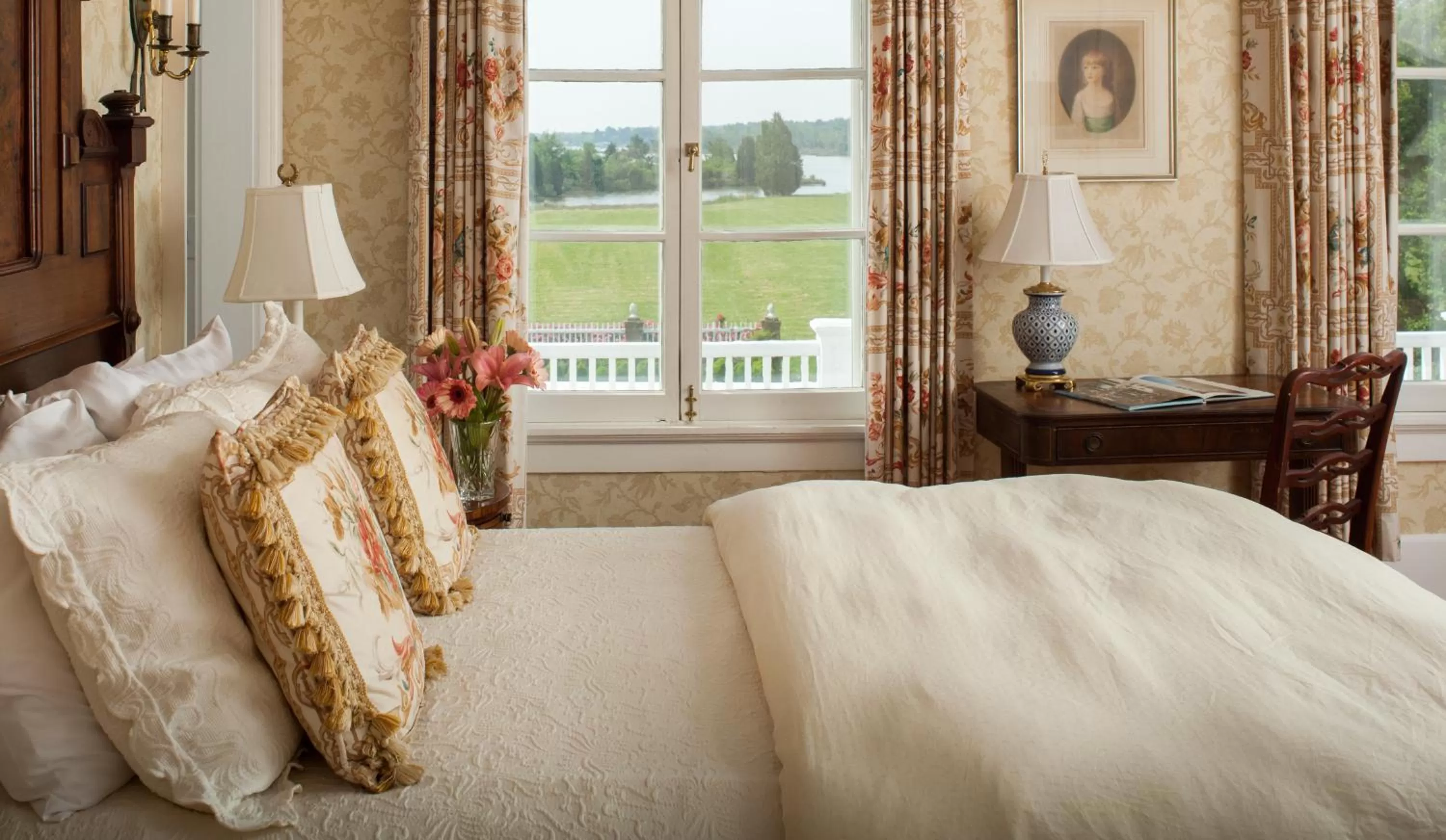 Bed in Inn at Warner Hall