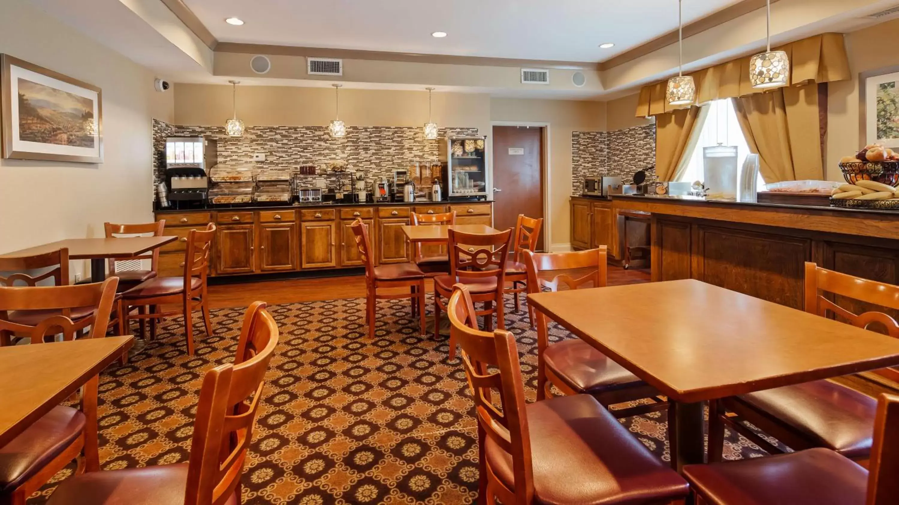 Restaurant/places to eat, Lounge/Bar in Best Western PLUS Hannaford Inn & Suites