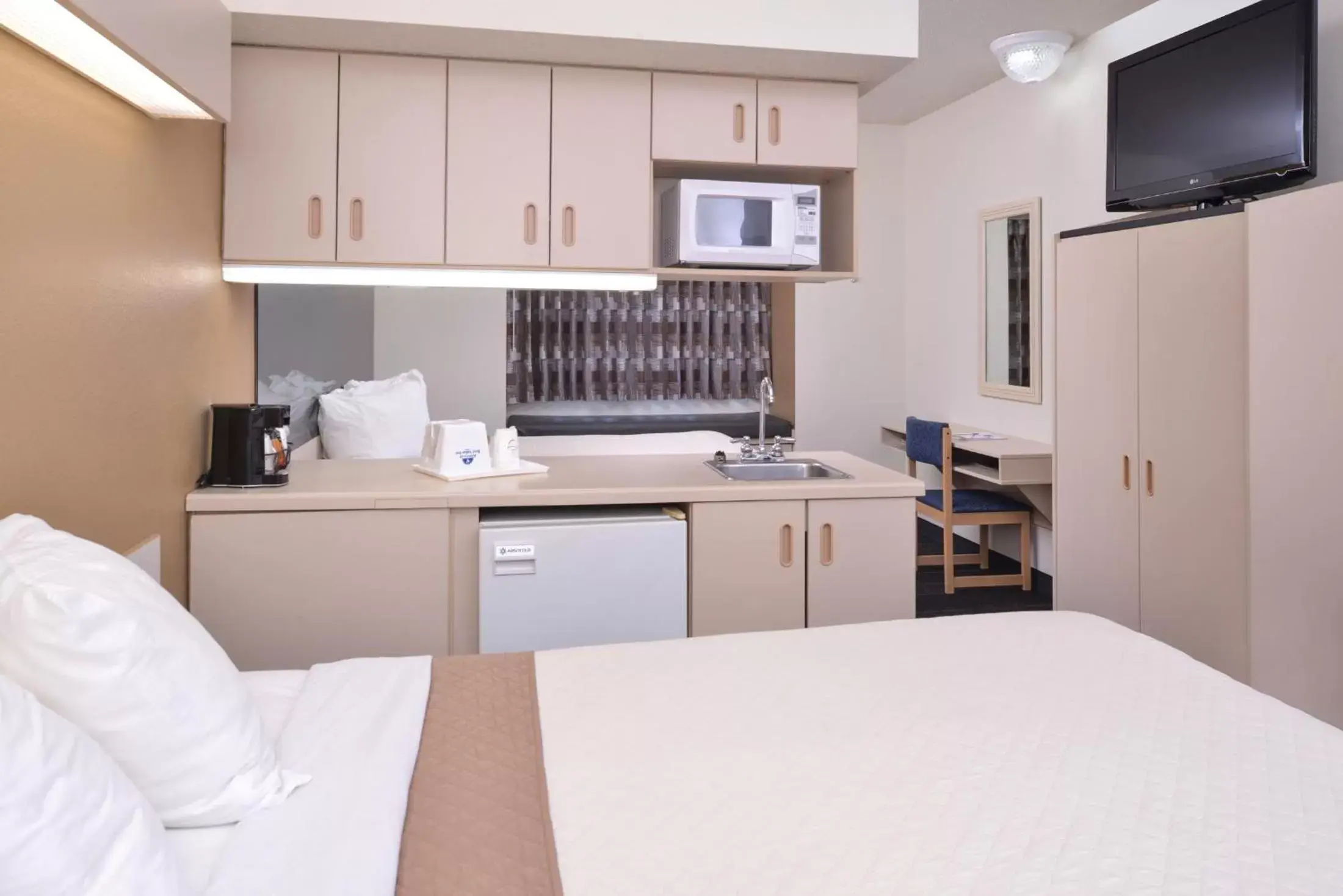 Bedroom, Kitchen/Kitchenette in Americas Best Value Inn & Suites Maryville