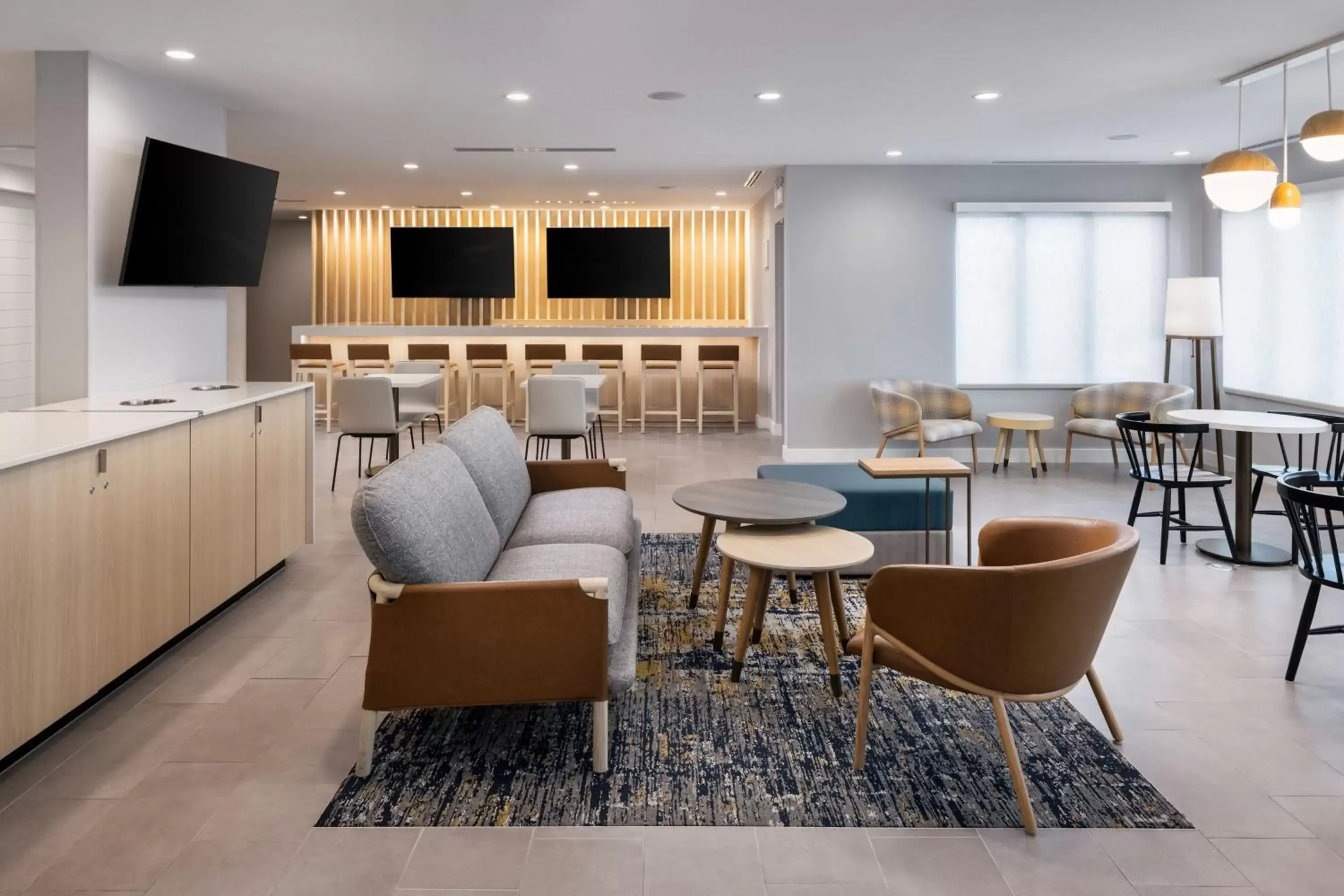 Breakfast, Seating Area in TownePlace Suites by Marriott West Kelowna