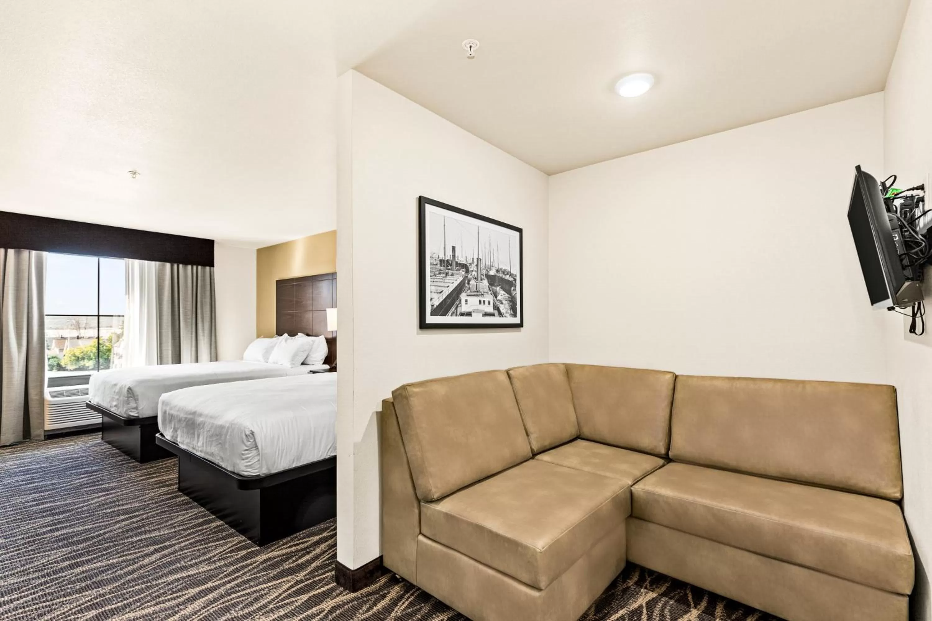 Bed in Cobblestone Hotel & Suites - Superior Duluth
