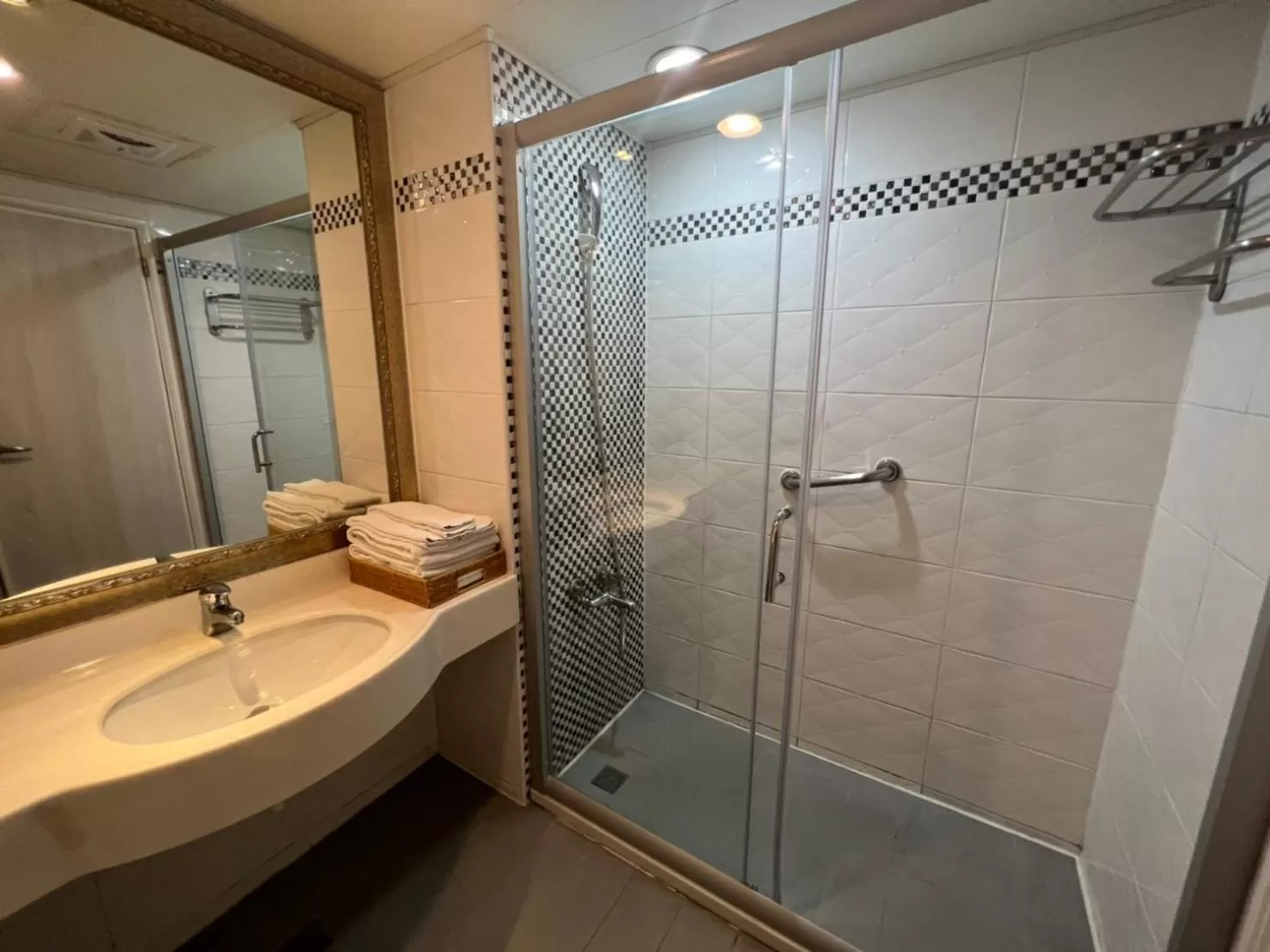 Shower in Kaohsiung Ahotel
