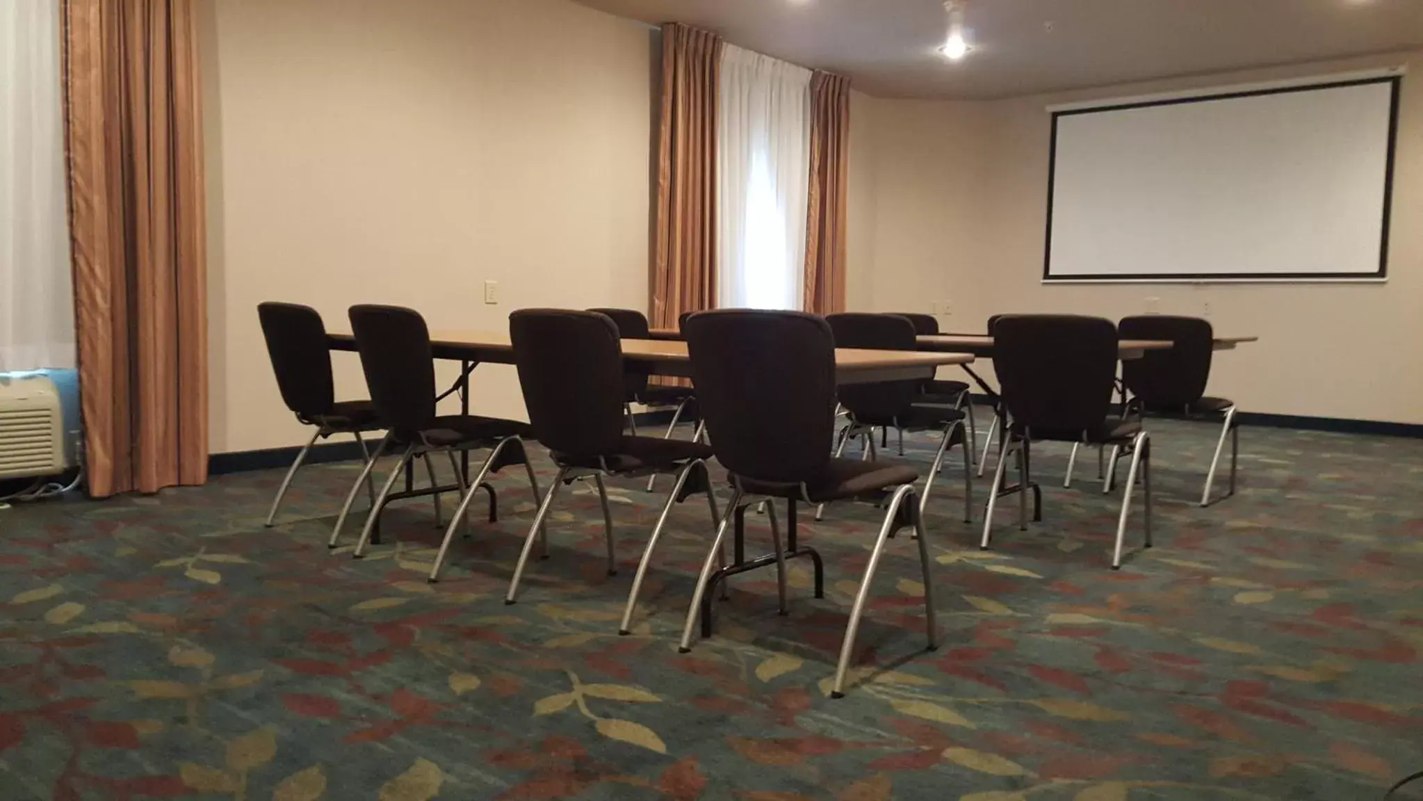 Meeting/conference room in Candlewood Suites Hot Springs, an IHG Hotel