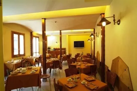 Restaurant/places to eat in Hotel Eden