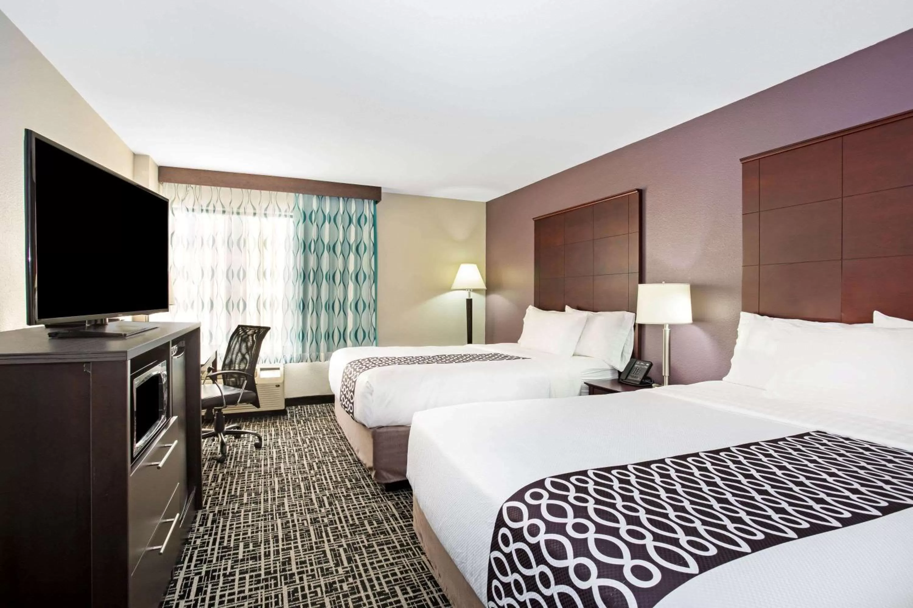 Photo of the whole room, Bed in La Quinta Inn & Suites by Wyndham Denver Aurora Medical