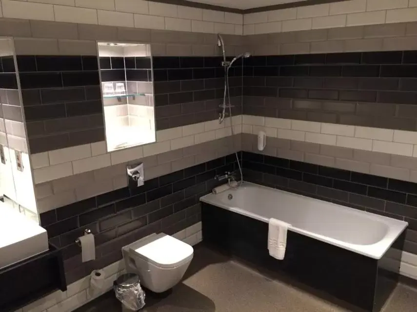 Shower, Bathroom in The Guildhall and Linen Exchange Wetherspoon