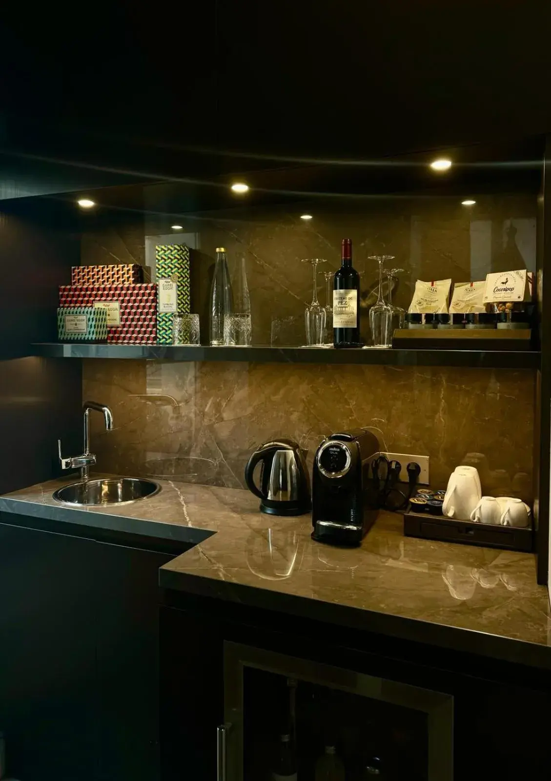 Coffee/tea facilities, Kitchen/Kitchenette in Hotel Dupond-Smith