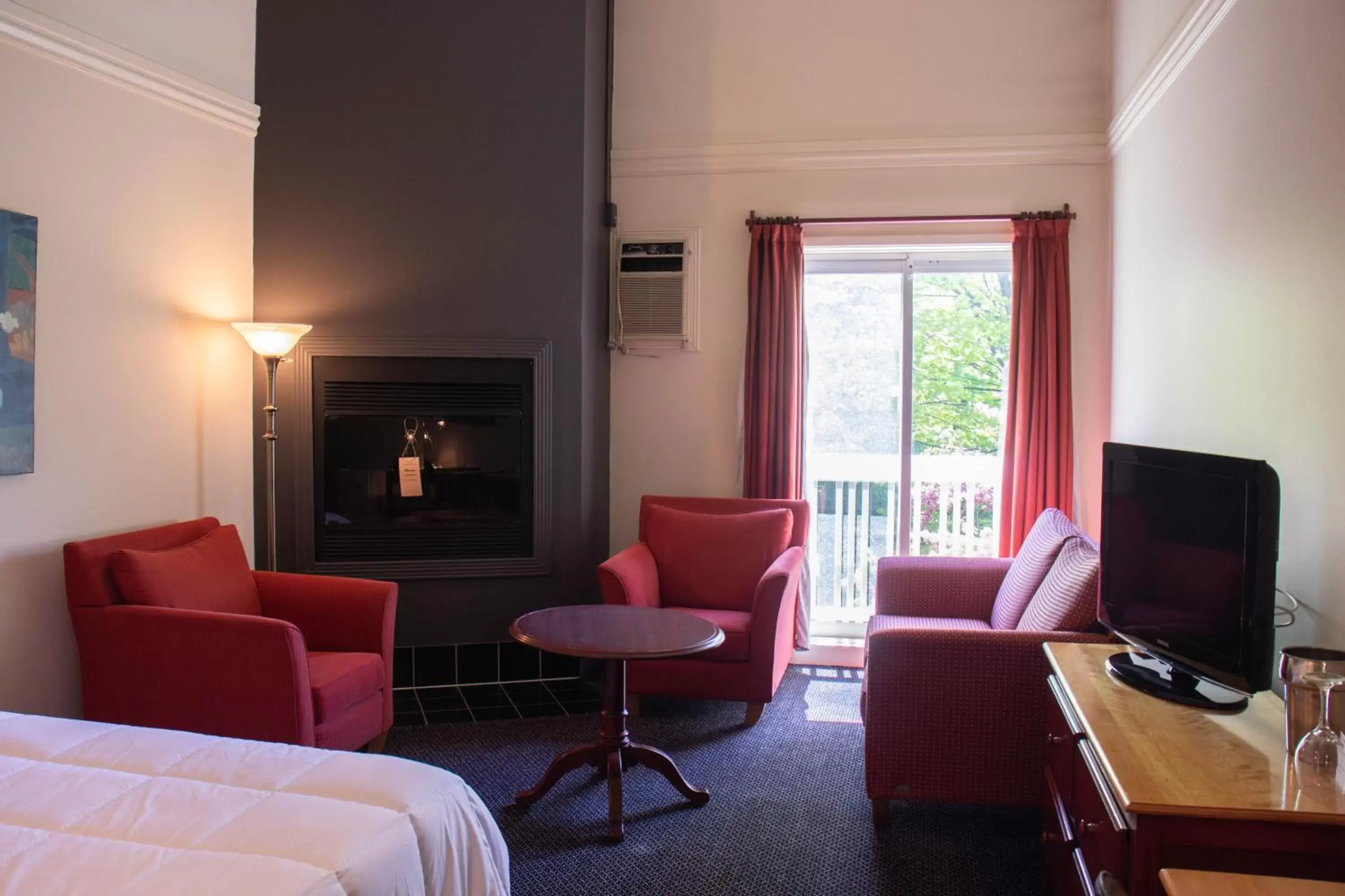 Bedroom, Seating Area in Auberge La Camarine