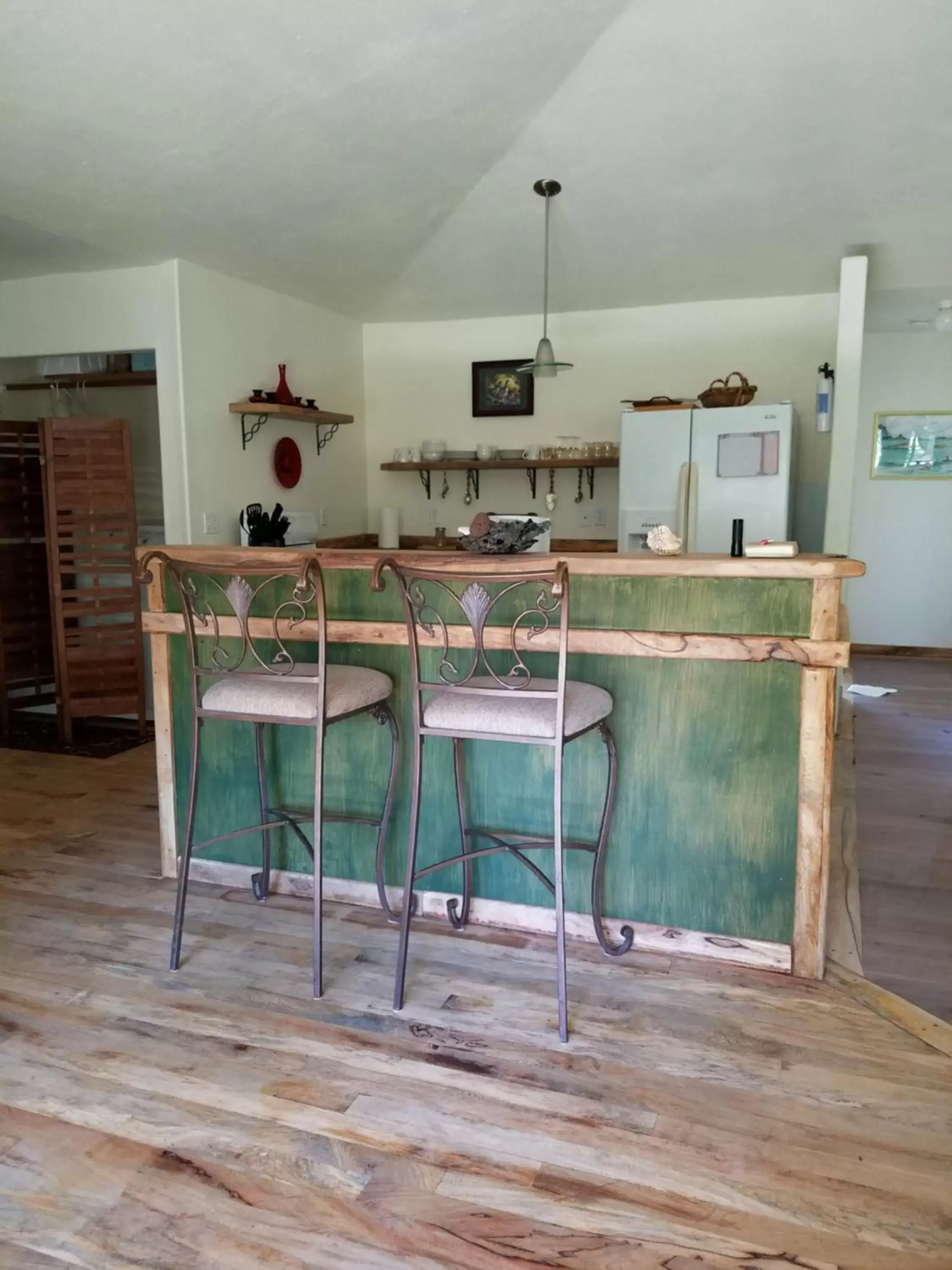 Kitchen or kitchenette, Dining Area in Aloha Crater Lodge