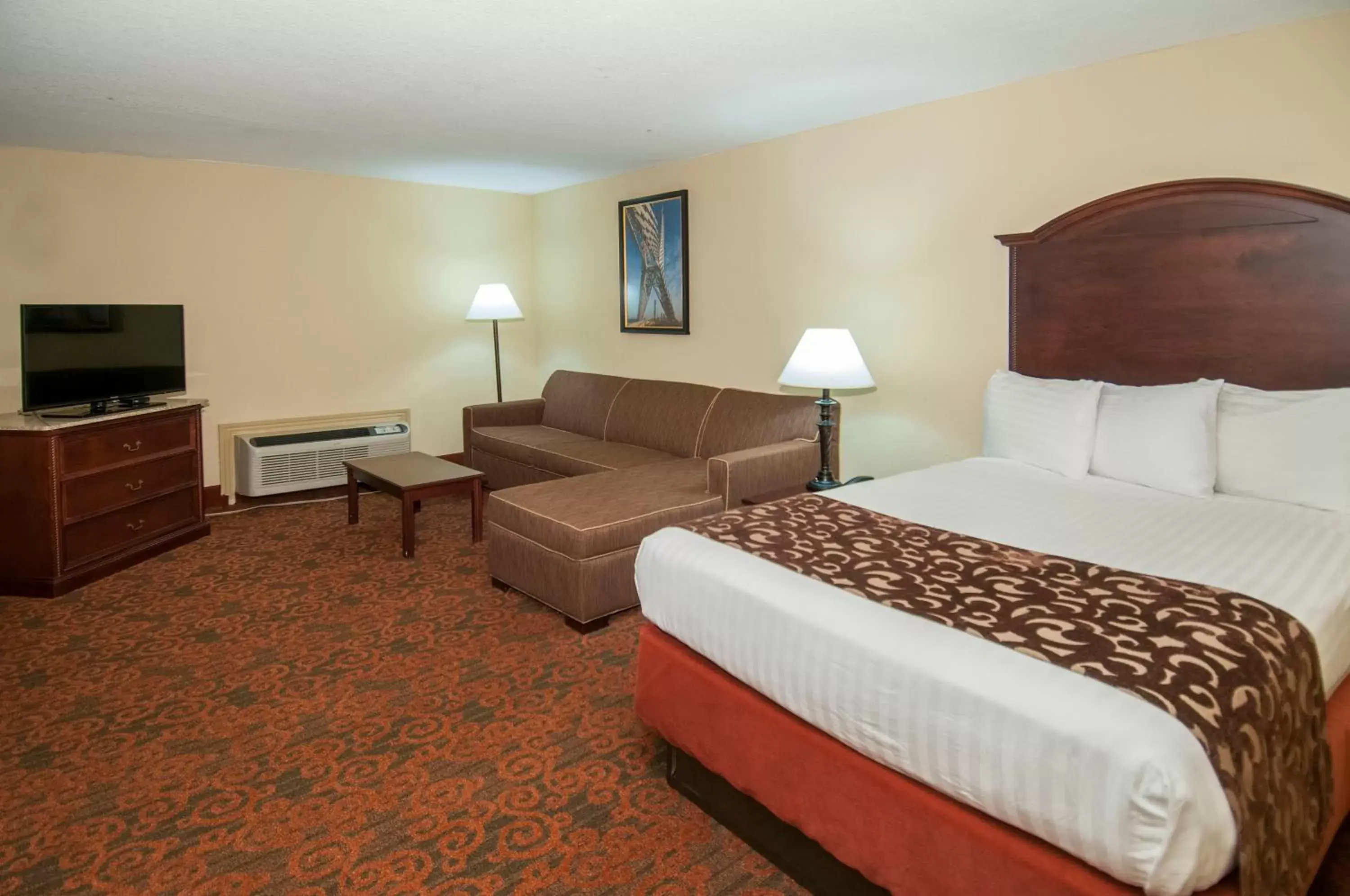Living room, Bed in Governors Suites Hotel Oklahoma City Airport Area
