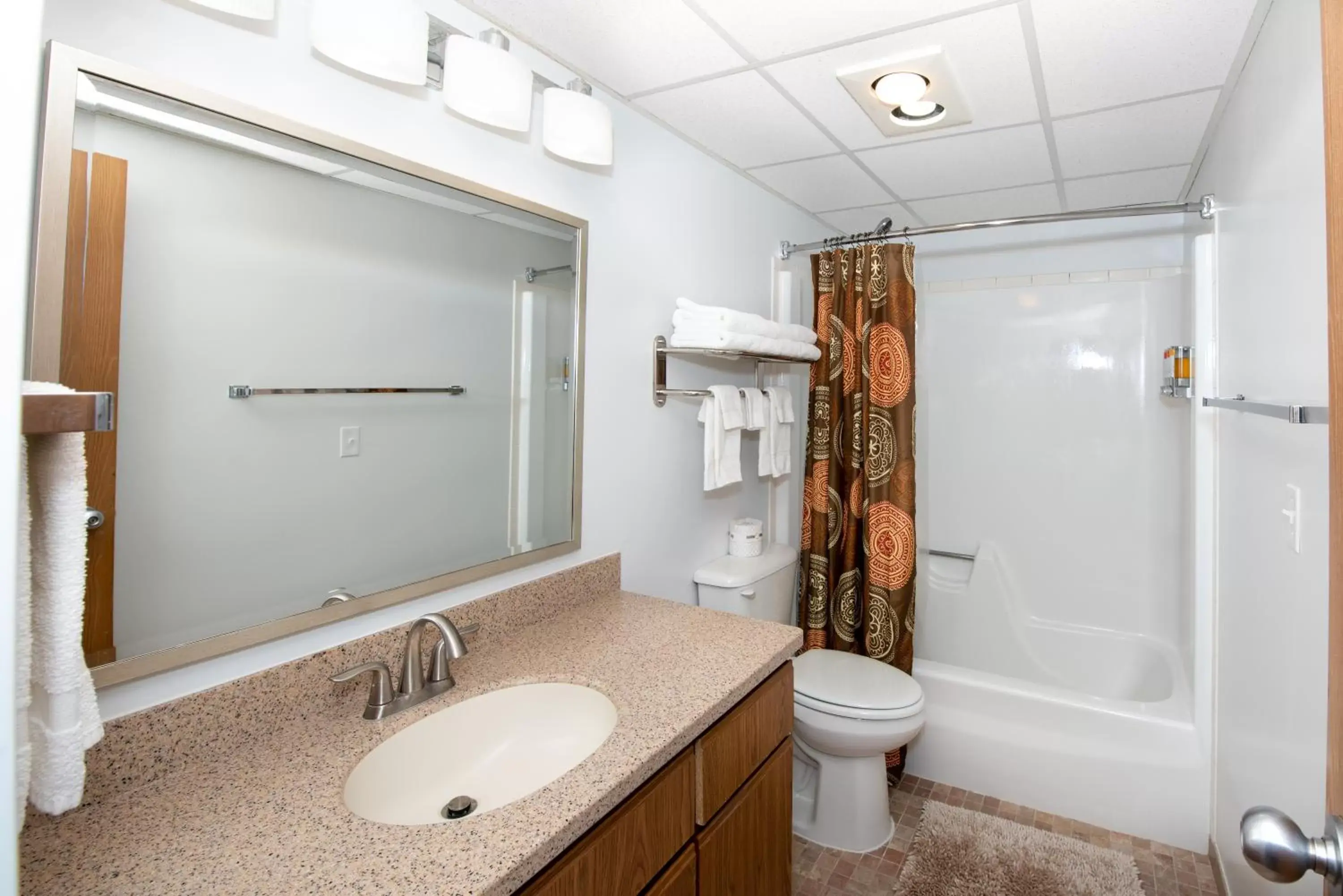 Property building, Bathroom in Hotel Pommier Indianola