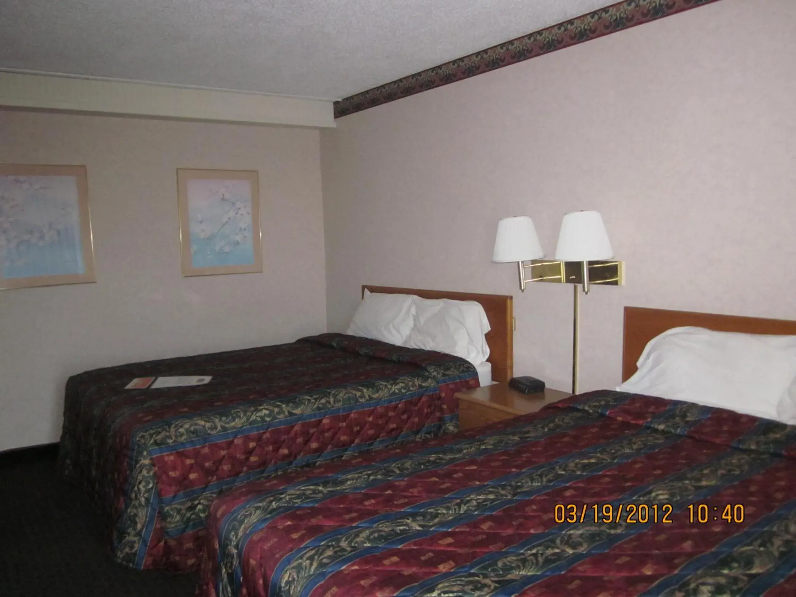 Photo of the whole room, Bed in Howard Johnson by Wyndham Benton Harbor