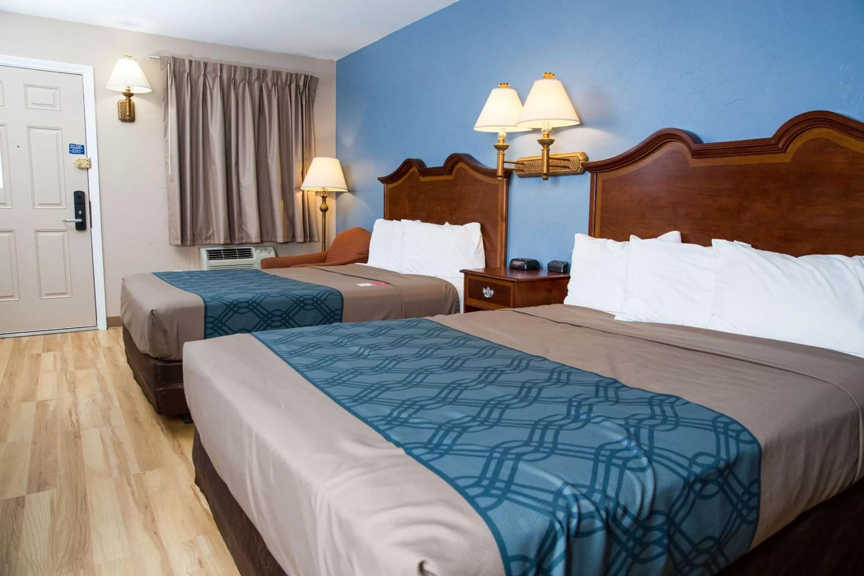 Photo of the whole room, Bed in Econo Lodge Sturbridge Route 20