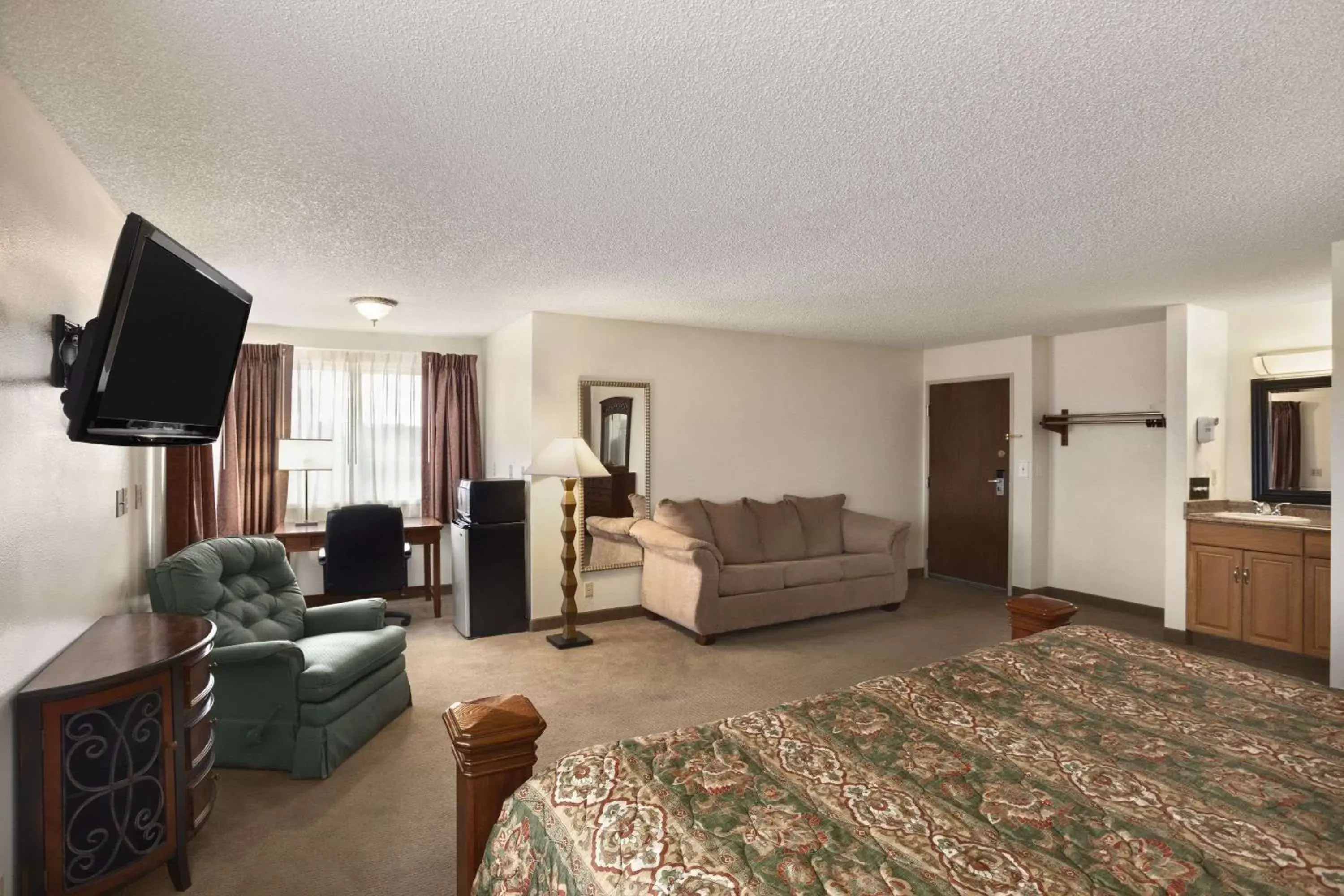 Photo of the whole room, TV/Entertainment Center in Days Inn by Wyndham Billings