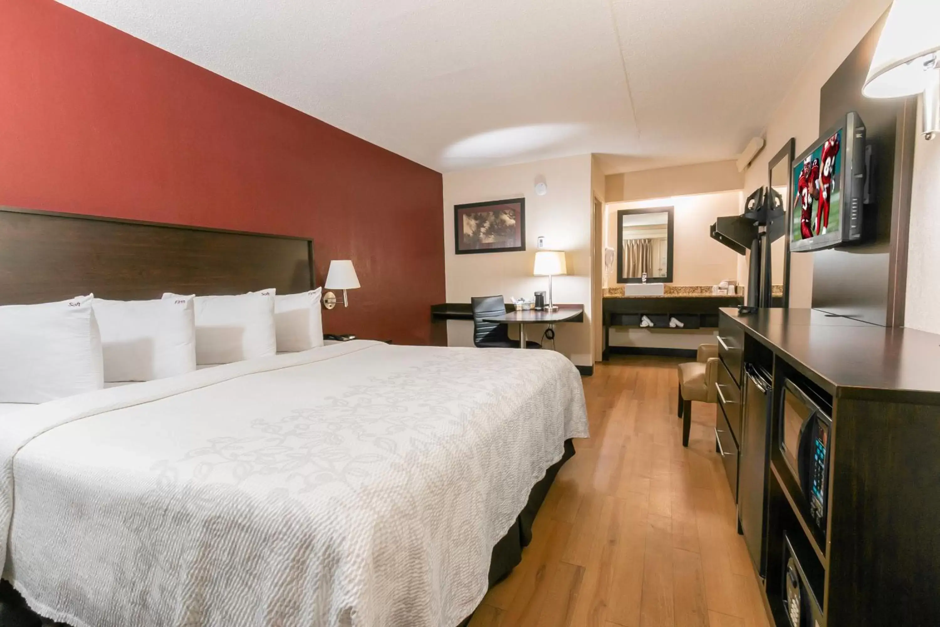 Bedroom in Red Roof Inn PLUS+ Baltimore North - Timonium