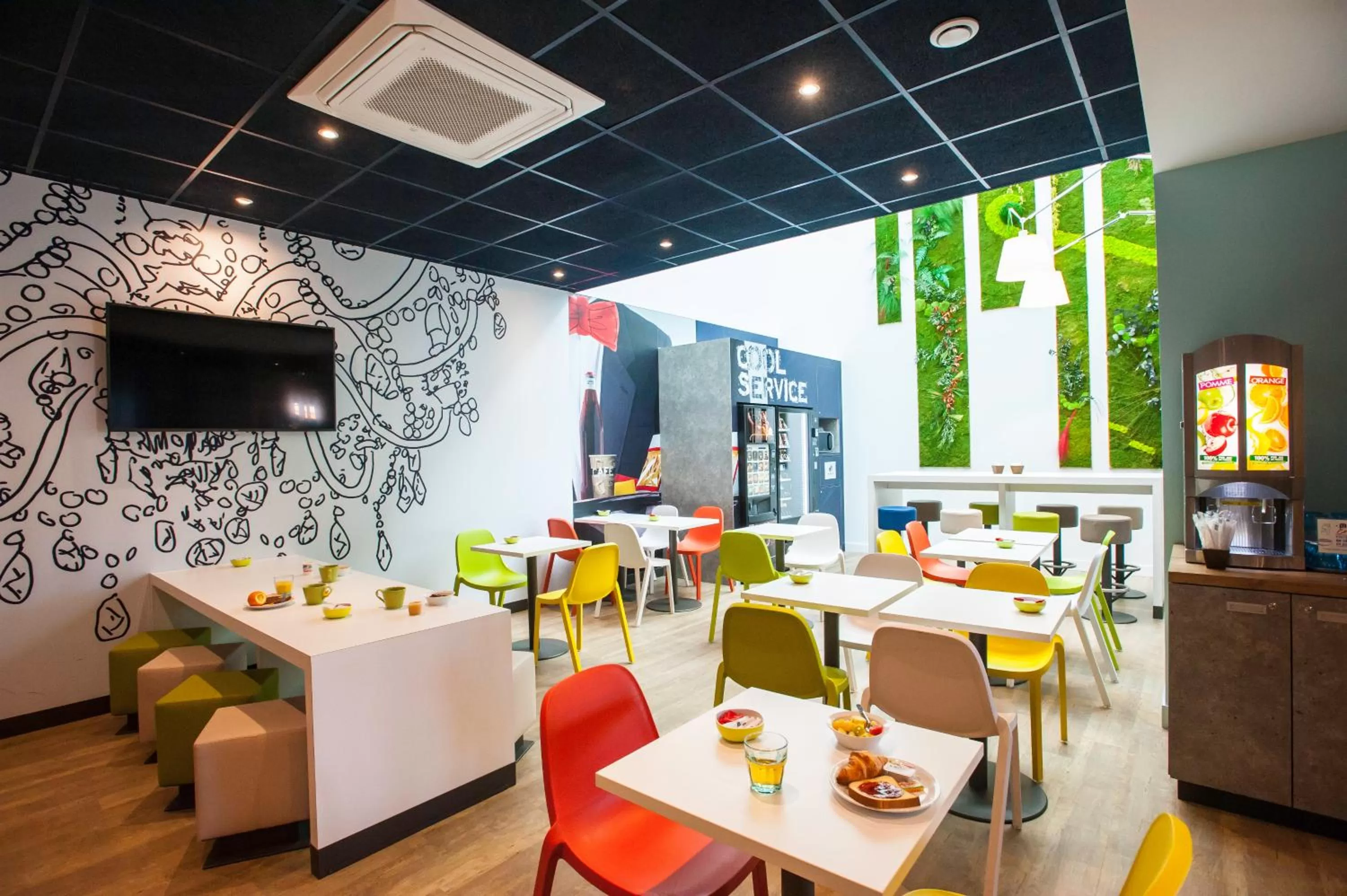 Decorative detail in Ibis Budget Château-Thierry