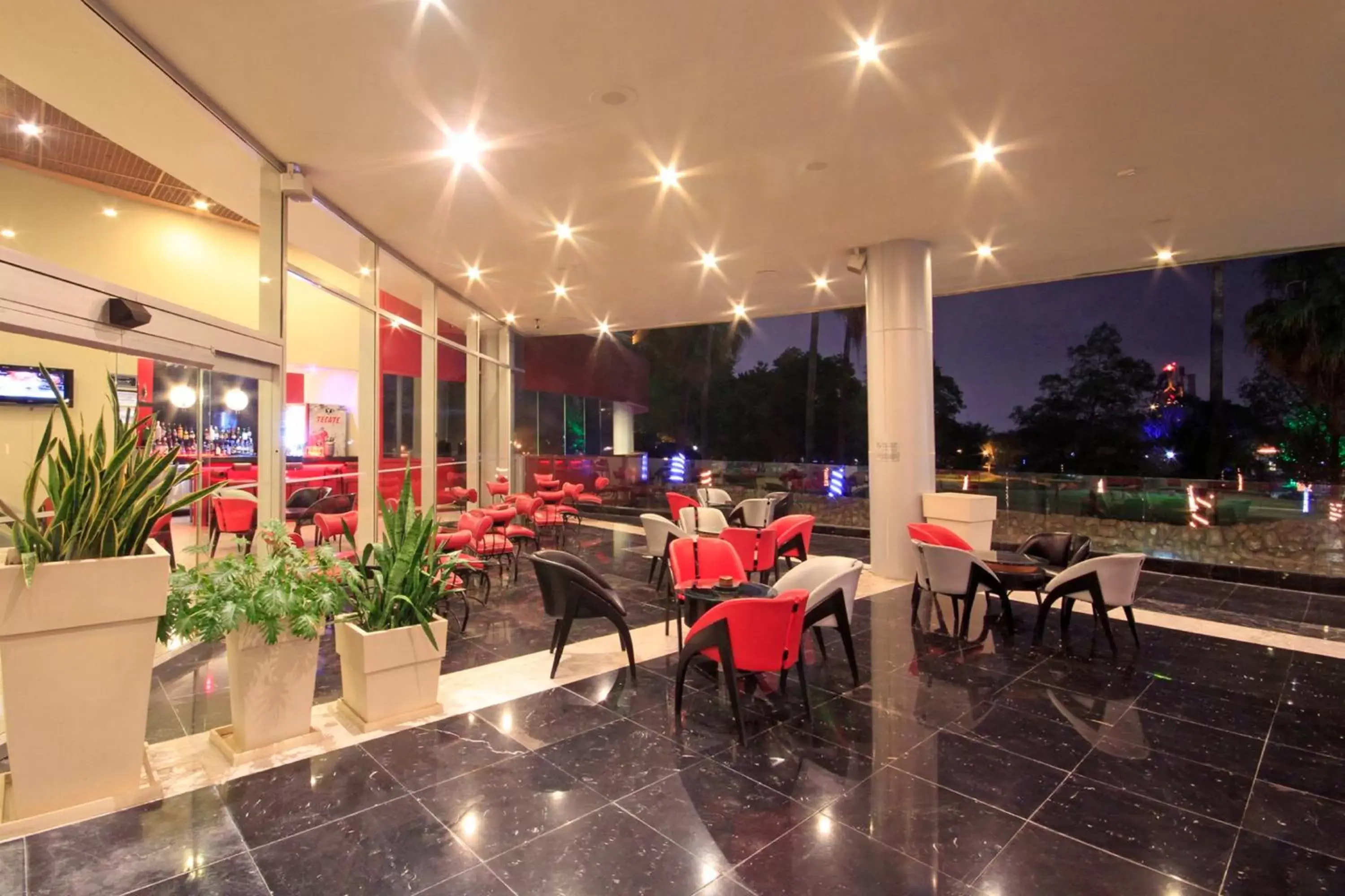 Lounge or bar, Restaurant/Places to Eat in Holiday Inn Monterrey-Parque Fundidora, an IHG Hotel