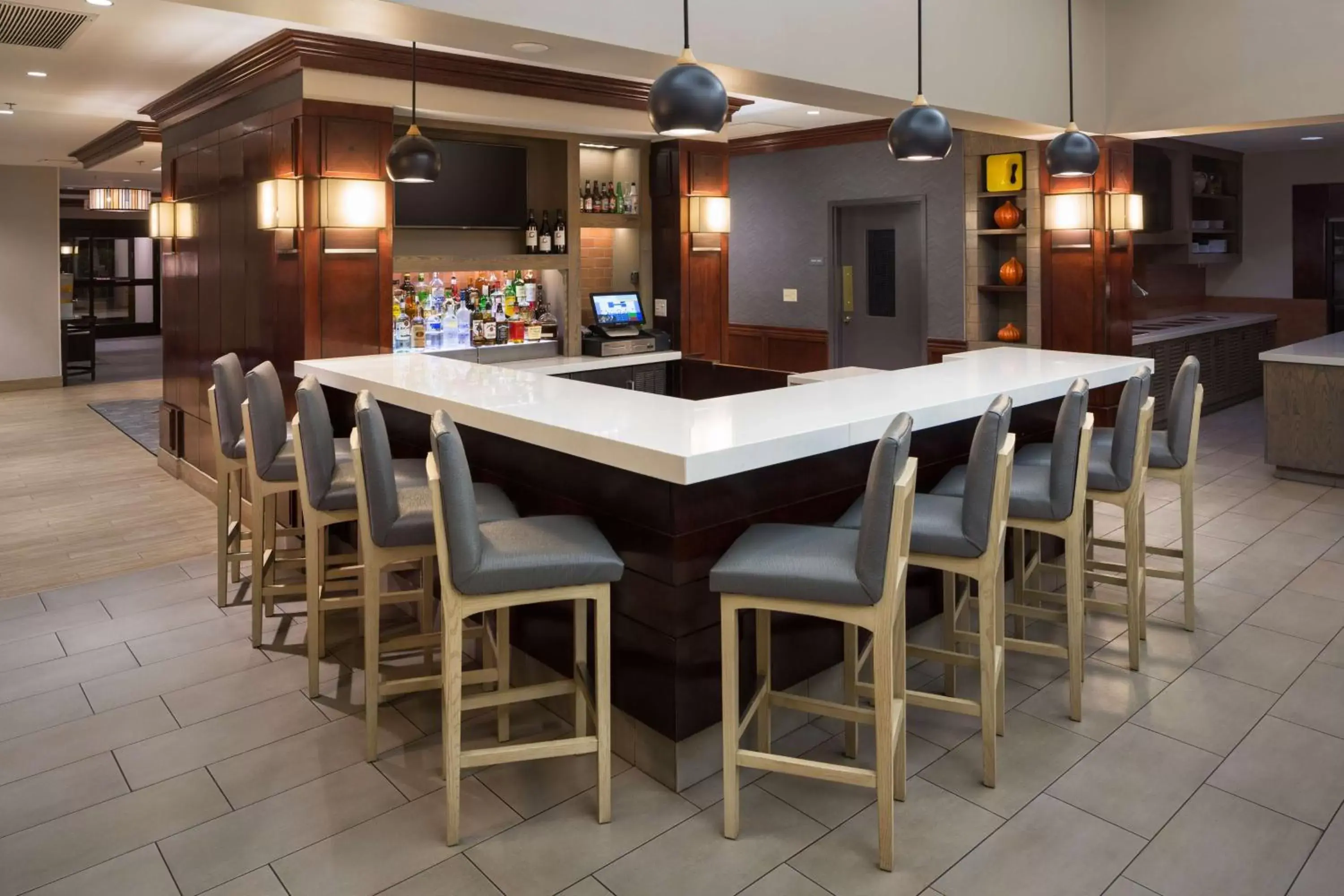 Lounge or bar in Hyatt House Boston Waltham