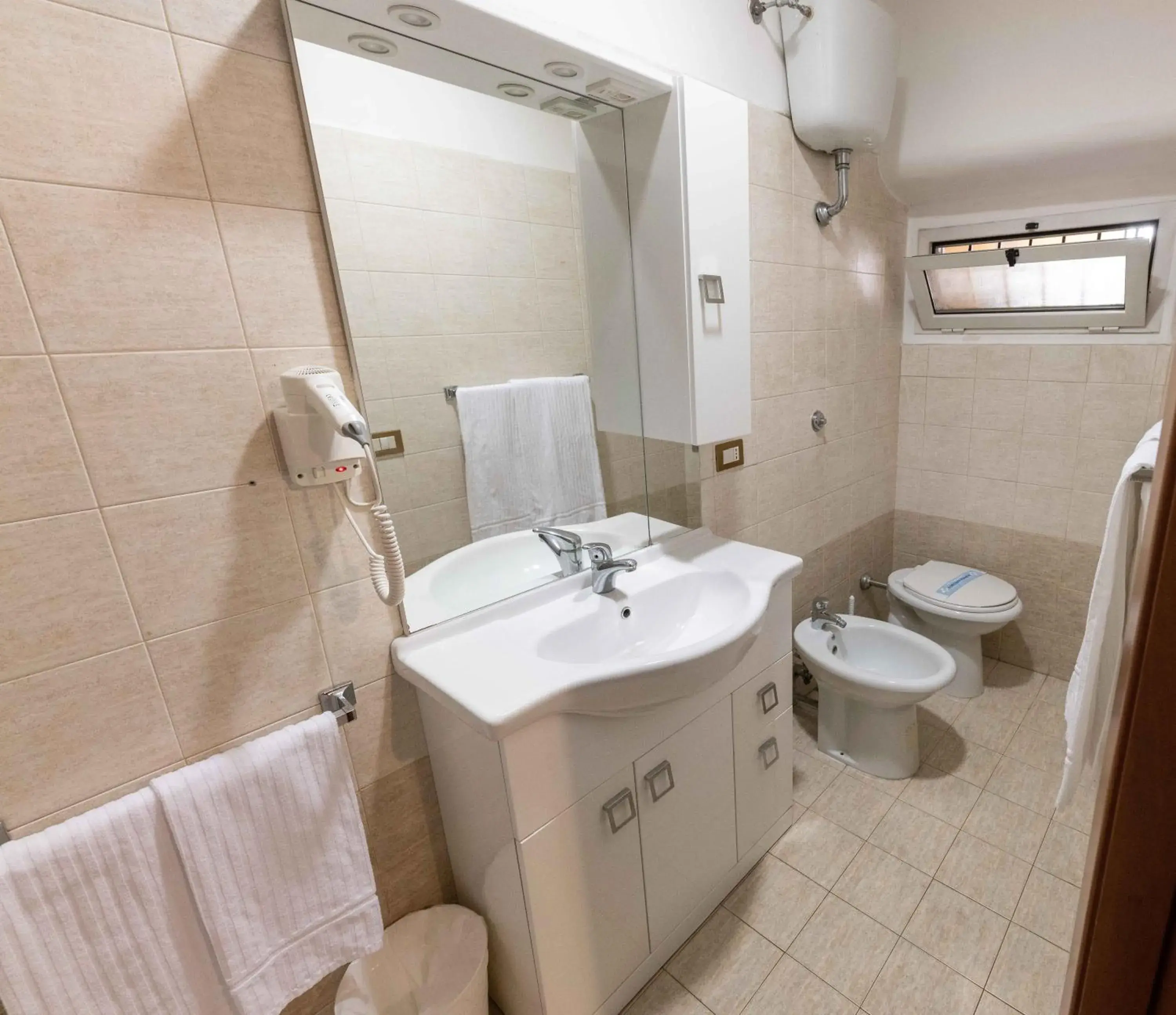 Toilet, Bathroom in Hotel Anfiteatro Flavio