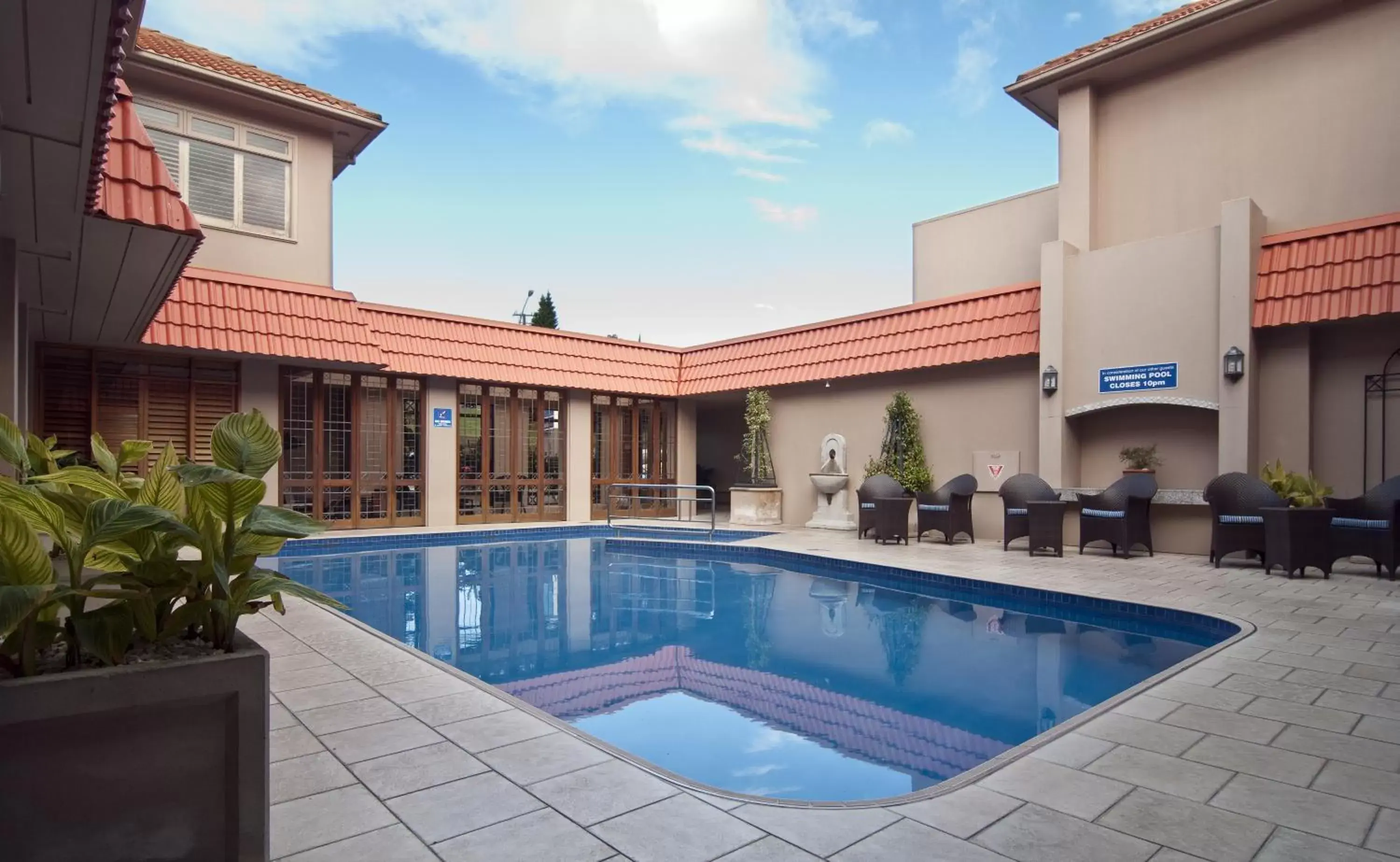 Swimming pool in Millennium Hotel & Resort Manuels Taupo Swimming pool in Millennium Hotel & Resort Manuels Taupo