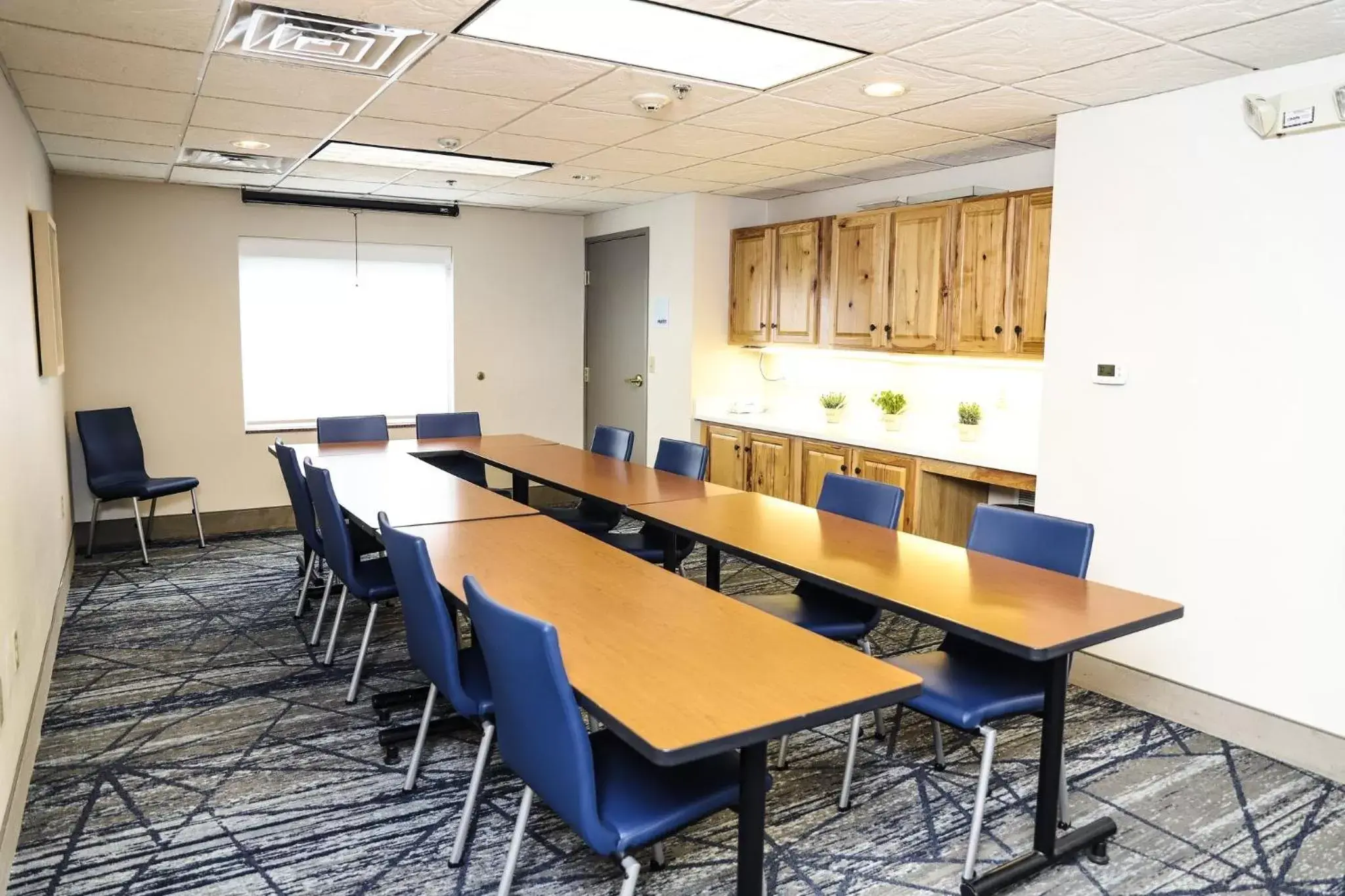 Meeting/conference room in Holiday Inn Express & Suites Donegal, an IHG Hotel