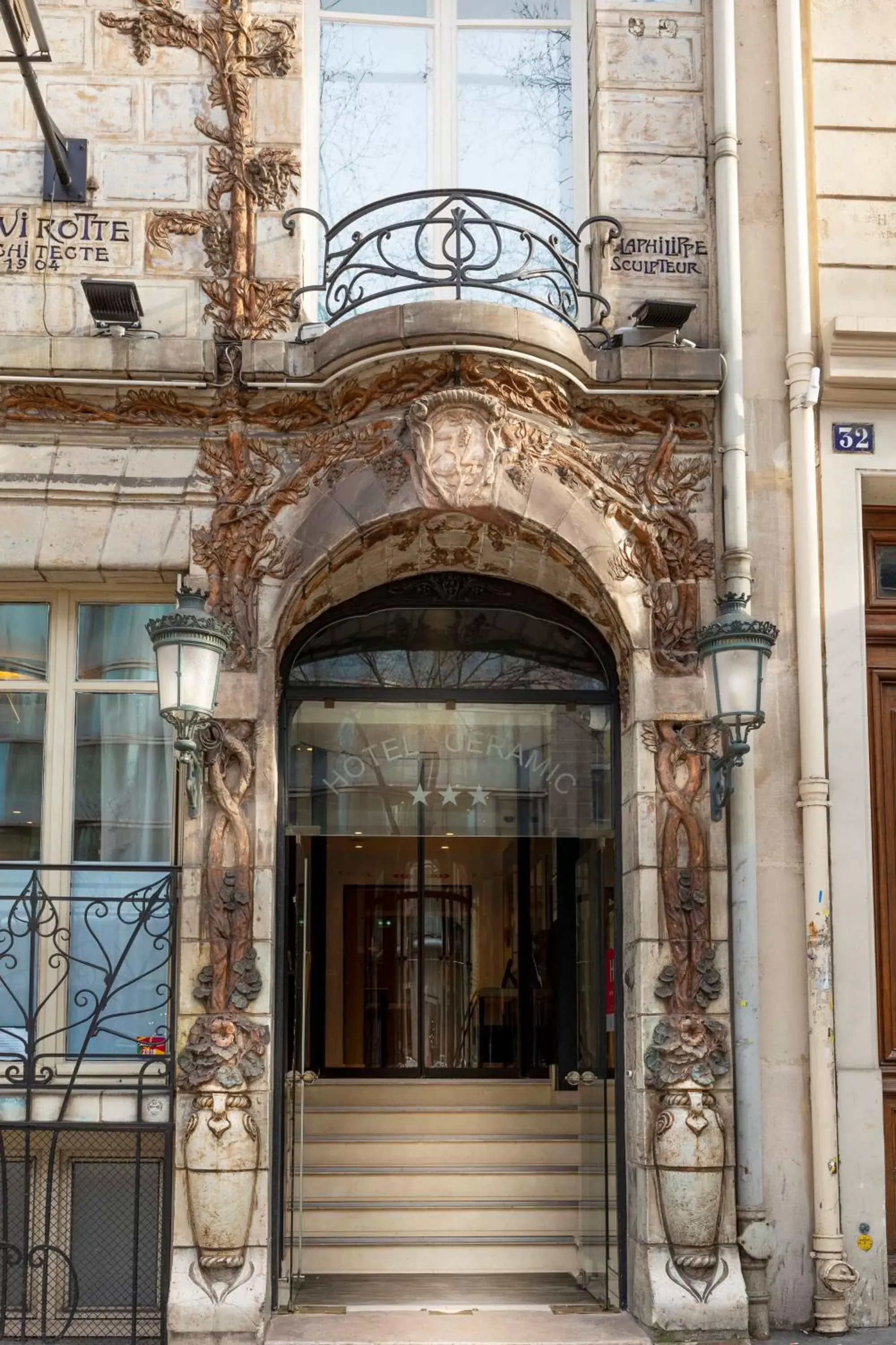 Nearby landmark in Elysées Ceramic