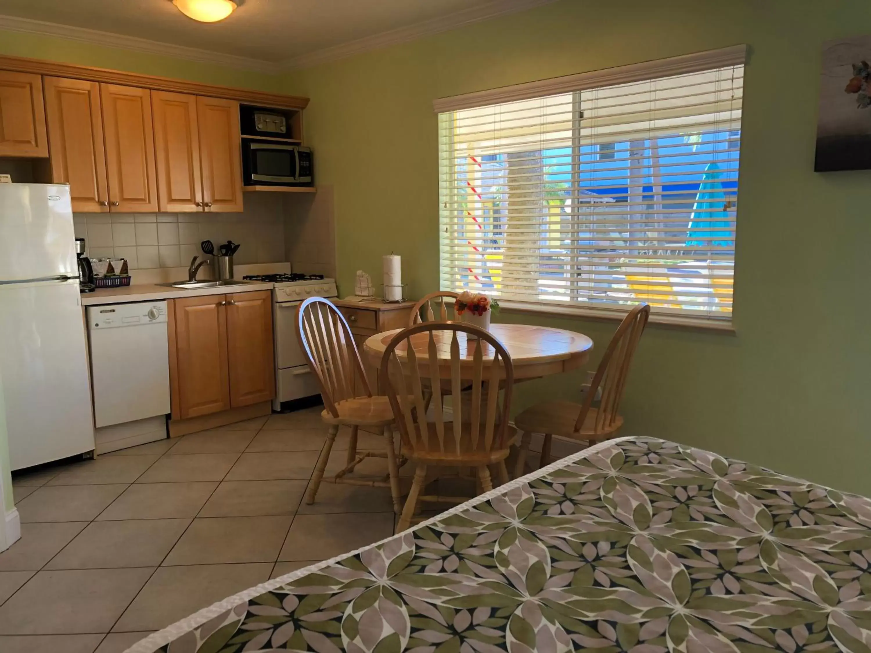 Kitchen or kitchenette, Kitchen/Kitchenette in Tropical Beach Resorts - Sarasota