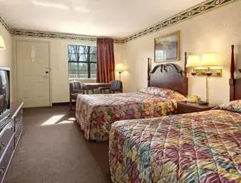 Queen Room with Two Queen Beds - Non-Smoking in Super 8 by Wyndham Cabot