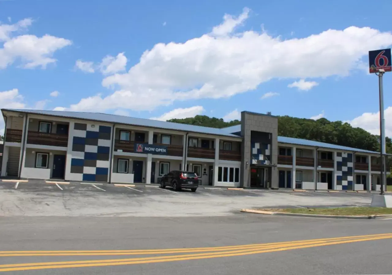 Property building in Studio 6 Suites Chattanooga TN Lookout Mtn. Property building in Studio 6 Suites Chattanooga TN Lookout Mtn.