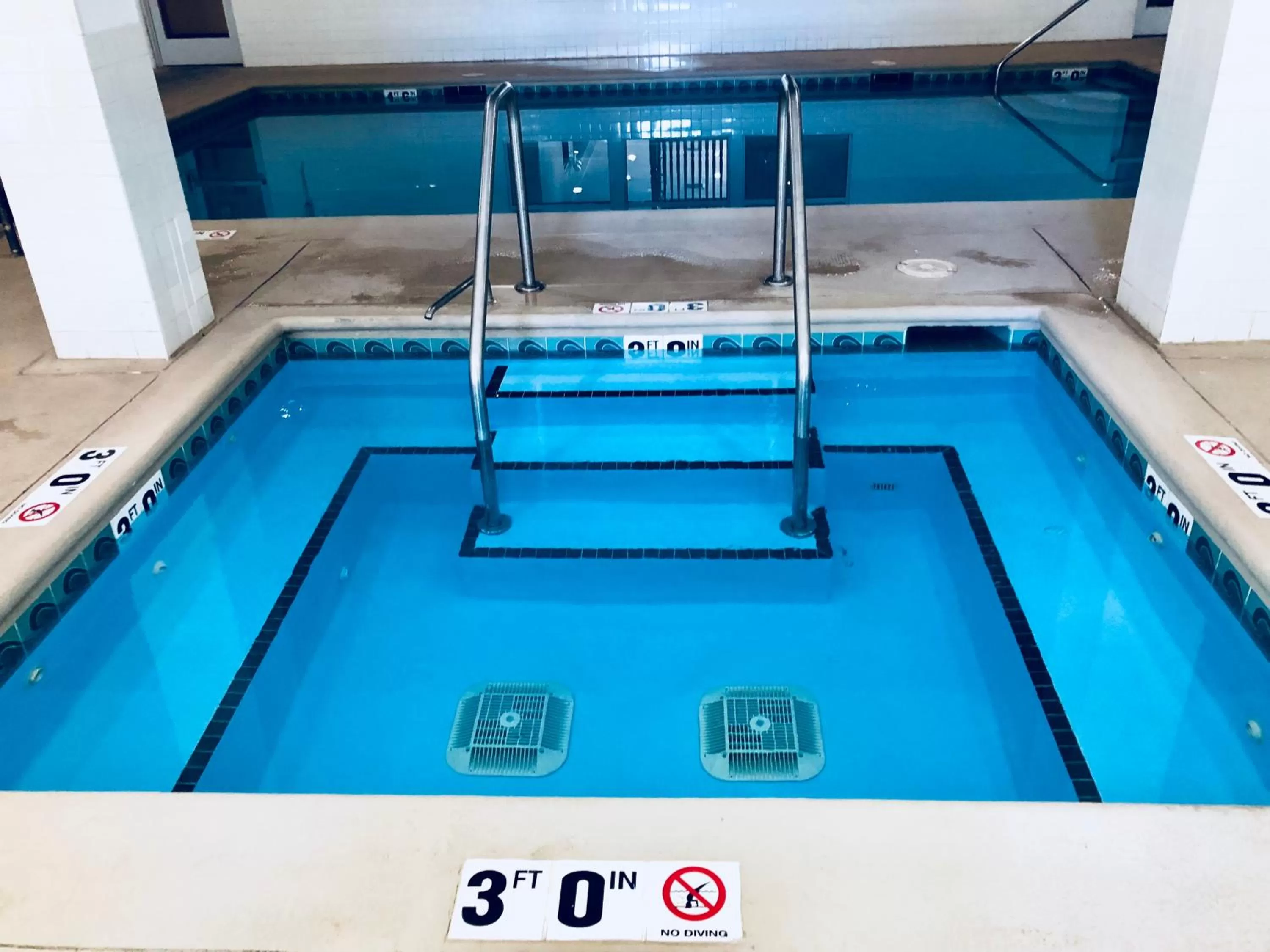 Hot Tub in Country Inn & Suites by Radisson, Chicago O'Hare South, IL