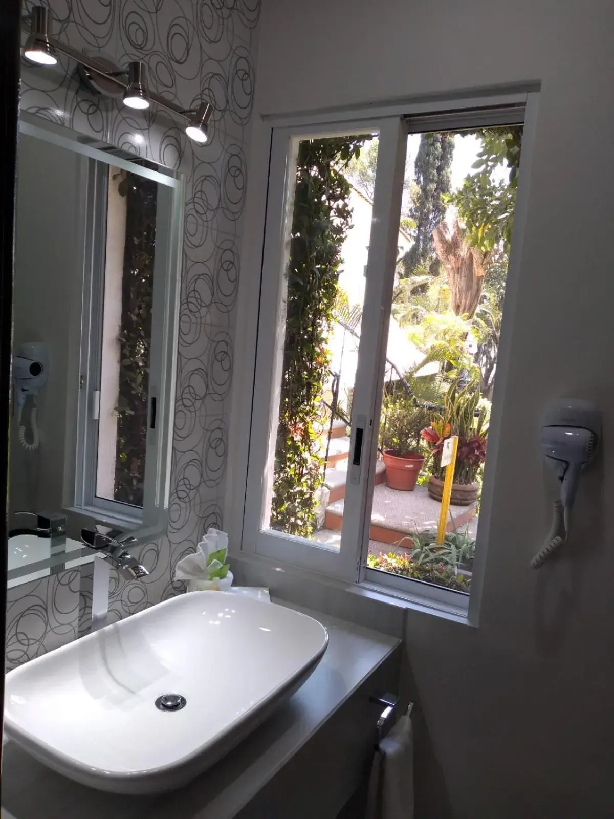 Garden view, Bathroom in Hotel Posada Quinta Las Flores